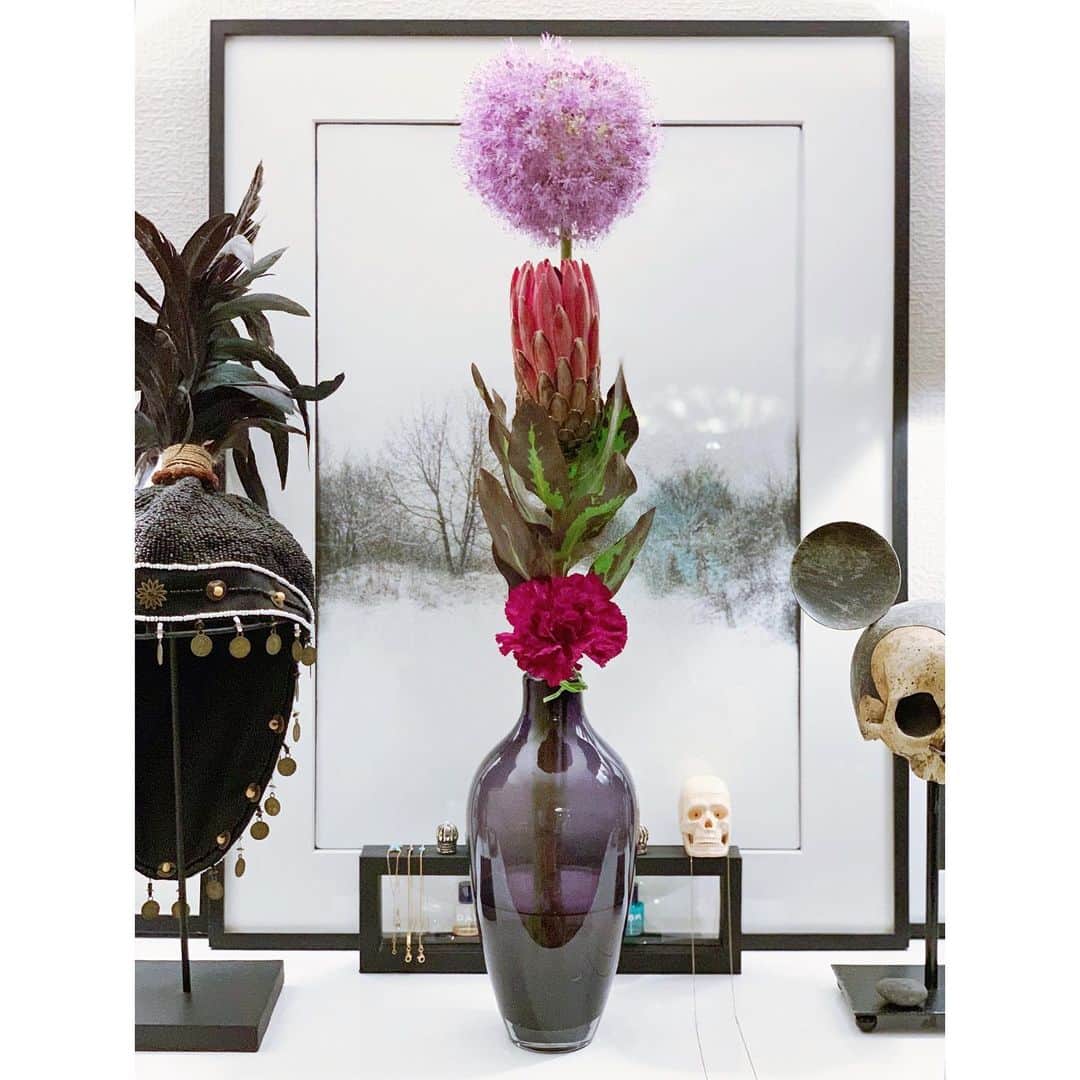 Yoshiko Kris-Webb クリス-ウェブ佳子さんのインスタグラム写真 - (Yoshiko Kris-Webb クリス-ウェブ佳子Instagram)「Leftover flower arrangement. どうしようもなく余った花。#ykwhome」3月3日 22時28分 - tokyodame