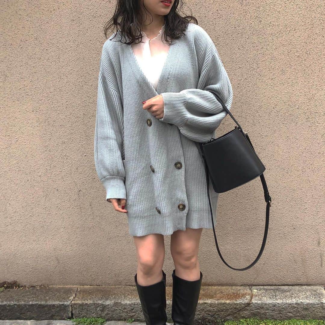 のインスタグラム：「ㅤㅤㅤㅤㅤㅤㅤㅤㅤㅤㅤㅤㅤ ㅤㅤㅤㅤㅤㅤㅤㅤㅤㅤㅤㅤㅤ 3月から春アウターだけ着るって決めた♪🌸 ㅤㅤㅤㅤㅤㅤㅤㅤㅤㅤㅤㅤㅤ アウターとの間にカーディガンを着れば トレンチコートでも全然平気♪ このカーディガンはそういう使い方もするけど ボタンを全部とめてワンピースとして着るのも好き♡ ㅤㅤㅤㅤㅤㅤㅤㅤㅤㅤㅤㅤㅤ ㅤㅤㅤㅤㅤㅤㅤㅤㅤㅤㅤㅤㅤ #カーディガン #ミント #kana_chicode #ちわcode #salonbychico #whoswhochico ㅤㅤㅤㅤㅤㅤㅤㅤㅤㅤㅤㅤㅤ」