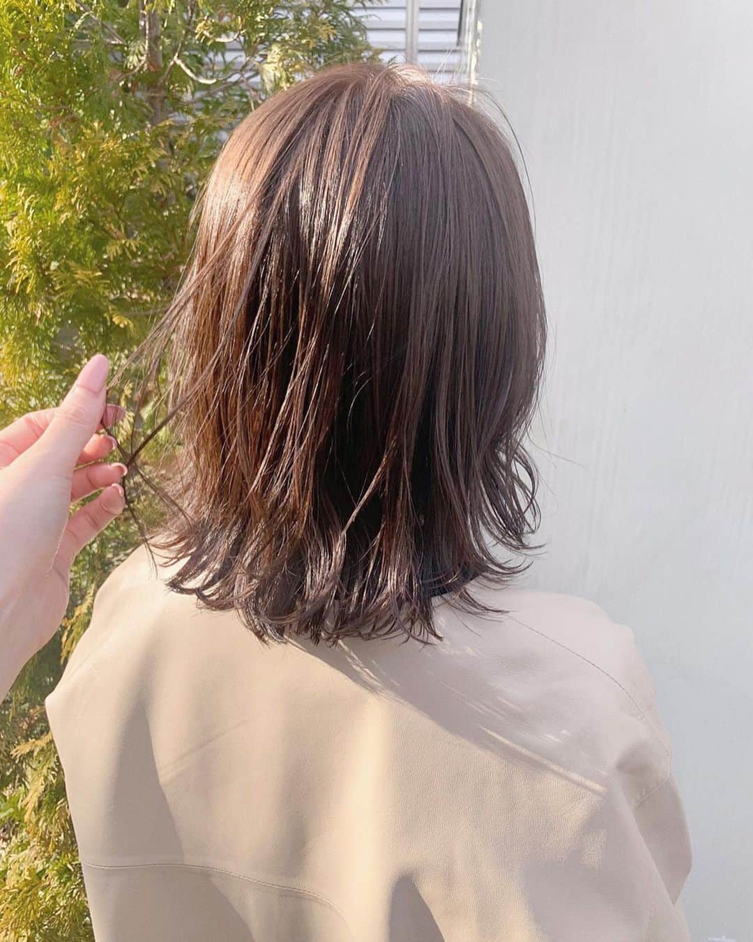 氏家夏乃さんのインスタグラム写真 - (氏家夏乃Instagram)「𝑛𝑒𝑤 ℎ𝑎𝑖𝑟 . . . . . 5cm カット✂︎✂︎✂︎ . . . . 久々に短くしてもらった〜〜 . . 艶髪𓅩𓅩𓅩 . . . . . むっちょすさん（ @mucchosu ） いつも素敵な髪ありがとうございます🤍 . . . . . . オイルつけて外はねワンカールするだけで きちんと見えするから、平日の朝もらくちん⚪︎🤟🏻 . . . . . _________________________________ . #newhairstyle #newhaircolor  #Elme #表参道サロン #透明感ヘア #むっちょすカラー  #ミディアムヘア　#艶髪カラー  #ミディアムヘアアレンジ  #ミディアムヘアスタイル #ミディアム巻き髪  #アッシュカラー #サロモ #外はねミディ #かきあげ前髪  #おでこちゃん #春アウターコーデ  #春ライダース #gallardagalante  #おちびの輪 #おちびコーデ  #151cm  #うじちゃんコーデ」3月3日 22時24分 - natsuno_ujiie