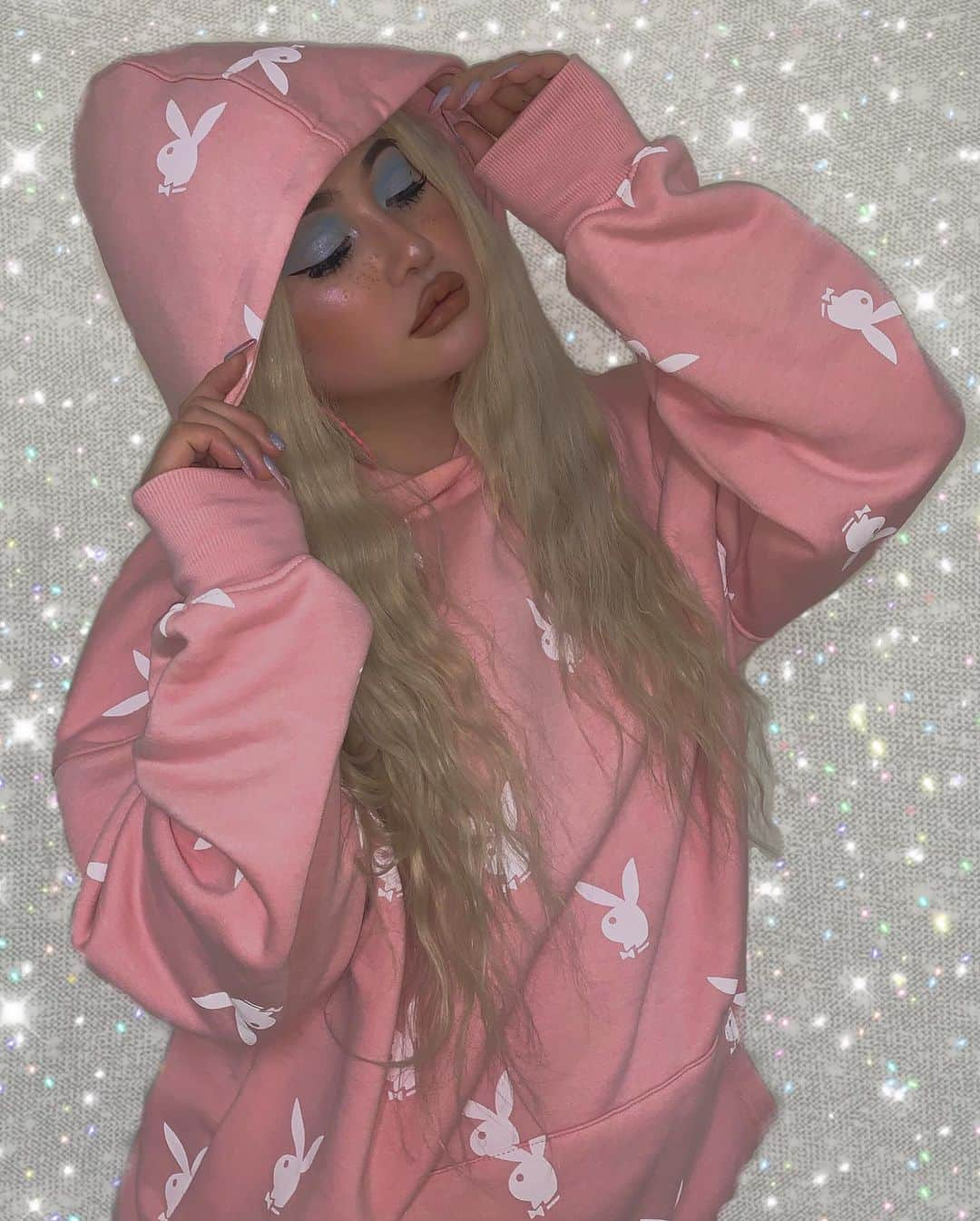 Aiさんのインスタグラム写真 - (AiInstagram)「💖🐰🦋✨💖 . . @bostezo_ 💖💖💖 My favorite pink trainer🐰 @parkbytokyo_kanae 🦋🦋 #eyelashextensions  #volumelashes 🦋💖Thanks sooo much💖  I like this design! . . #ootd #bluemakeuplook #90s #vscogirl」3月3日 22時32分 - ai_tinker_b