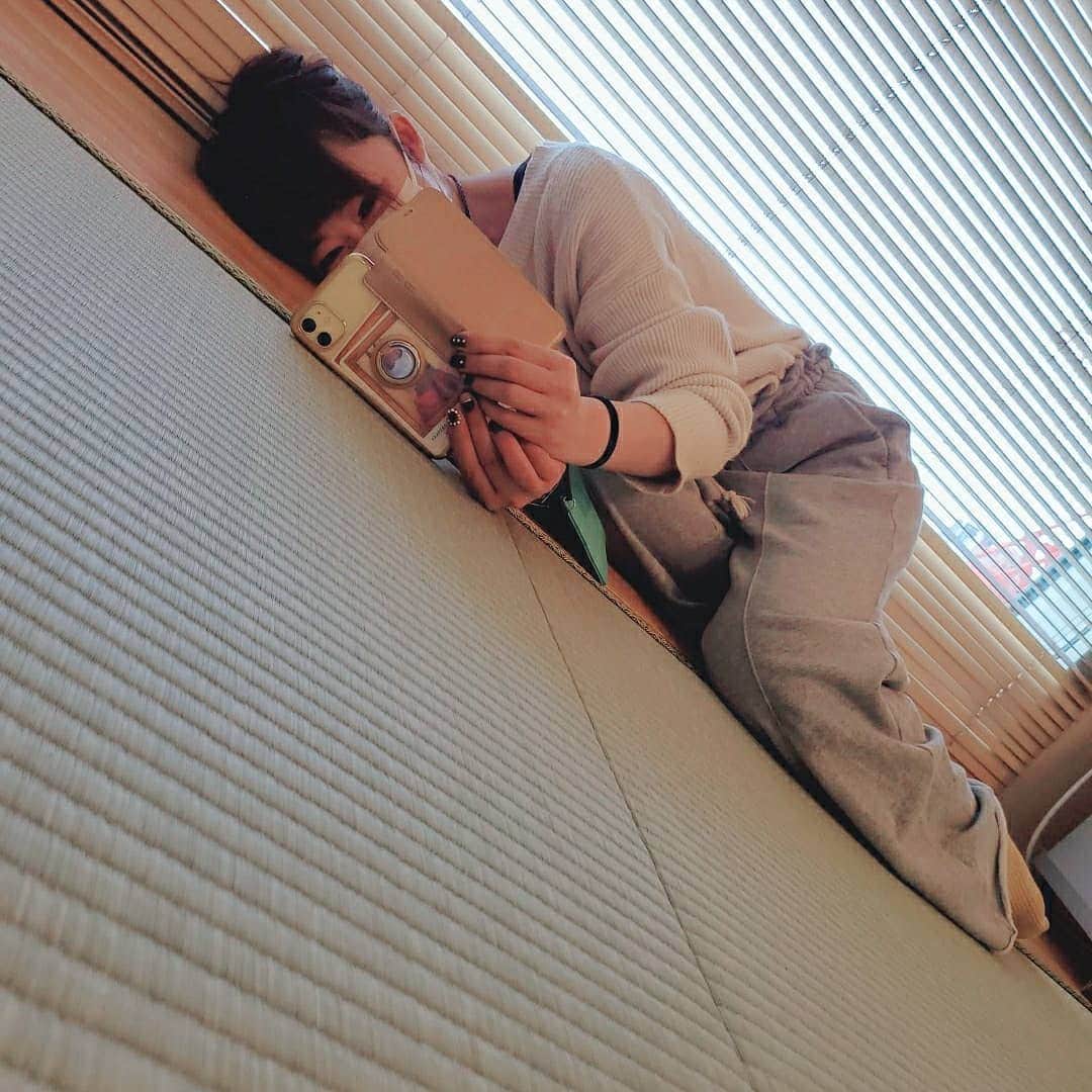 安田サラさんのインスタグラム写真 - (安田サラInstagram)「ㅤㅤㅤㅤㅤㅤㅤㅤㅤㅤㅤㅤㅤ スタイリストさんと寛ぎながらお互いの写真撮るっていう…笑笑 写真撮る時のポーズいっつも面白くてつい撮っちゃう🥺笑 ㅤㅤㅤㅤㅤㅤㅤㅤㅤㅤㅤㅤㅤ #安田サラ #SaraYasuda #仲良し」3月3日 22時33分 - yasuda_sara