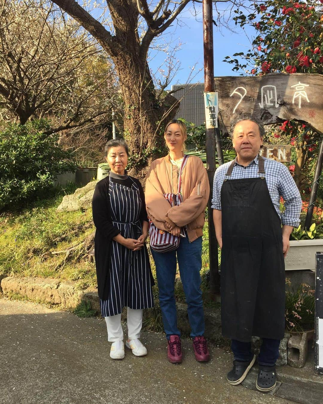 田辺あゆみさんのインスタグラム写真 - (田辺あゆみInstagram)「🍽 本当に久しぶりに葉山の銘店 @yuunagitei_hayama へ。 大好きなおじちゃんとおばちゃんが変わらない笑顔で迎えてくれて心があったまる。 4日間もかけて丁寧に作られたデミグラスソースや、90kmも離れた場所に汲みに行っている水で炊かれた🍚や料理たち。 惜しみないまっすぐな愛情と時間をかけて作られた料理は、カラダに染みわたっていくのがわかる。 こんな時代だからこそ、ちゃんと作られたものをカラダに入れたい。というか、カラダが欲してるのね。 昔から大好きなオーブン焼きの鶏のカツレツをオーダーしたけど、やっぱりハンバーグも食べたくて、よくばってハンバーグはお弁当にしてもらいました。 本当に、貴重なお店。 ずっとずっと元気に、あと30年続けてください！！ 沖縄に遊びに行くと言ってくれたので、それも楽しみに待ってます😊 ごちそうさまでした〜」3月3日 22時34分 - _ayumitanabe_