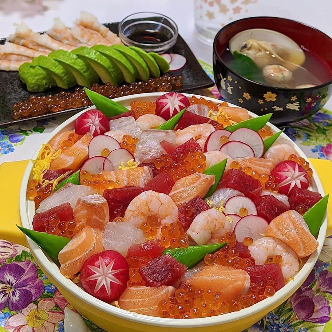 のインスタグラム：「ひなまつりメニュー🎎🌸﻿ ＊ちらし寿司、ハマグリのお吸い物✨﻿ ﻿ ちらし寿司海鮮多め🐟﻿ 寿司桶なかったから小さいお鍋でつくりました😂﻿ ハマグリは大きいのみつけたおかげでいいお出汁でた😍﻿ たまには手料理も(*^^*)﻿ ﻿ インスタストーリーにはたまに手作り載せてます(*´꒳`*)﻿ ﻿ #ひなまつりごはん #ひなまつり﻿ #instagood #日本料理 #3月3日 #手料理 #家ごはん #手作り﻿ #ちらしずし  #cooking #フードアナリスト1級 #ちらし寿司 #海鮮」