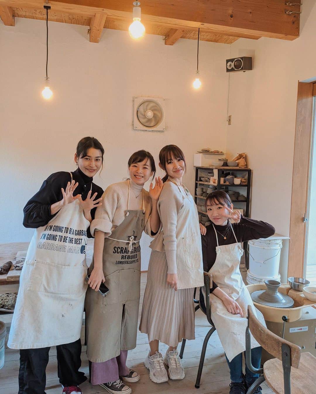 松本瞳のインスタグラム：「. 幼なじみと集合写真👌🧡 今年30歳になるね。の記念旅行で伊豆に行ってきました◎ . あいにくの雨でしたが、温泉や陶芸体験、ホテルでもゆっくり過ごせで楽しかったねえ。 この写真、ジワる🥰🥰🥰 . #伊豆 #陶芸体験 #うえぴょん #Googlepixel #pixelで撮影」