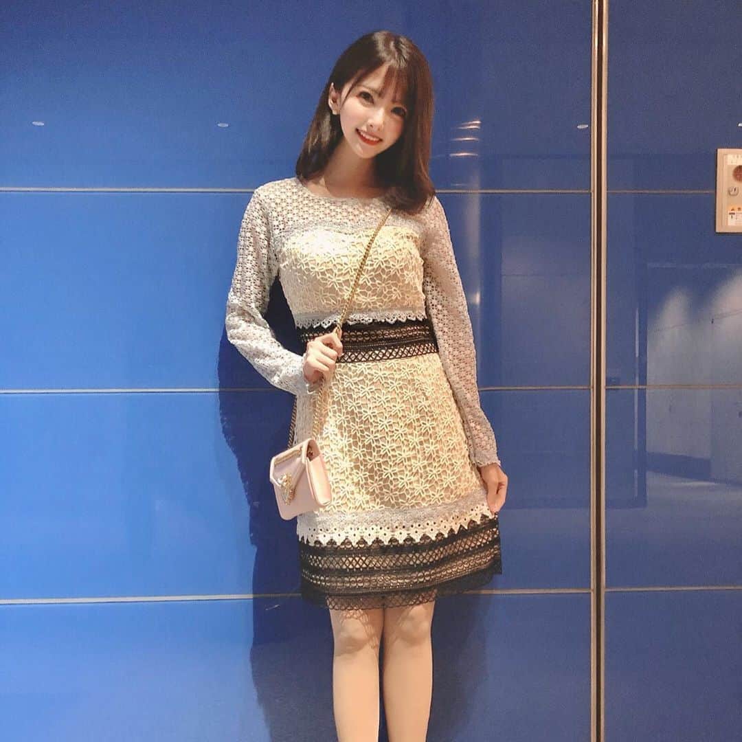 岡田栞奈のインスタグラム：「この前の私服💓 毎回ワンピースしか着てない(笑) 実は服選びのセンスないのバレる(笑) #デート服 #コーデ #ワンピース #家族デート #日曜日 #休日コーデ #六本木ヒルズ」