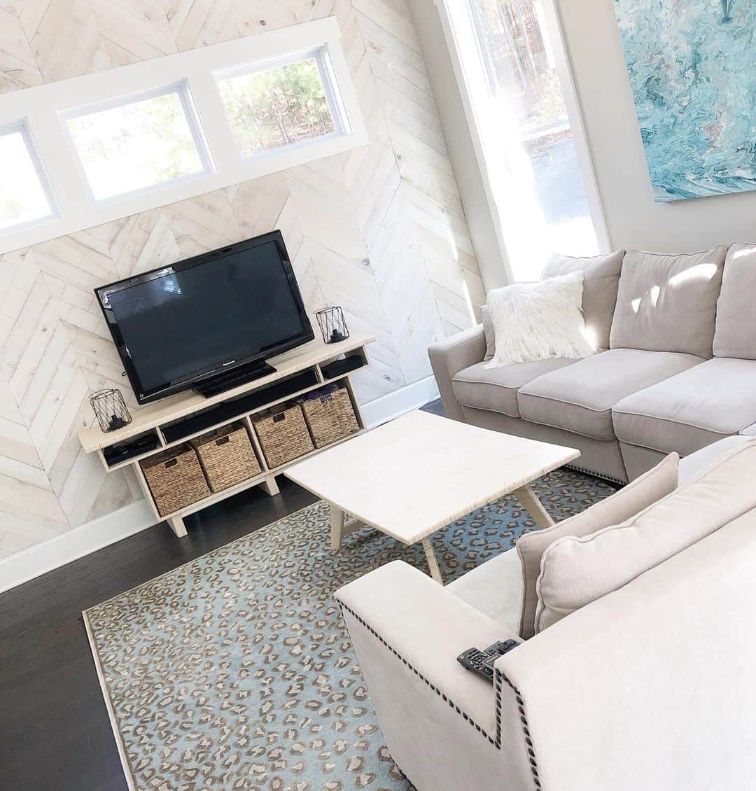 Angie Keiserのインスタグラム：「In other questionable design choices news, I bought the damn rug. The rug that I looked at and loved in the quirkiest way possible. The one that then appeared in an ad, every time I opened Facebook. The one I convinced myself not to buy because putting it in a room with a chevron wall would be just too much pattern. And then I searched for ‘safer’ options for a month. And finally Keith was like “Buy the rug! If we hate it, we send it back.” And guess what, it’s been two months and I don’t care who else likes it, because we all love it (Moxie actually loves it most, thanks to those raised spots 🐶❤️) And while this room is still a little sparse on the decorating, it’s because we’ve agreed to only add things that we love. We’re being super conscious of not spending on or accumulating stuff, just for the sake of having a room look finished or polished. As we find things we love, or that have meaning for us, we’ll bring them in.  And yes, that’s the coffee table Keith made a while back. More impressive though is that tv stand he made 🙌🏼 Works fabulously for that 11 year old plasma tv that we refuse to replace 😁」