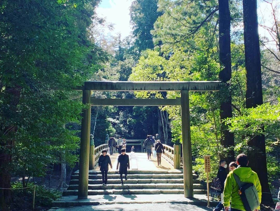 槙田紗子さんのインスタグラム写真 - (槙田紗子Instagram)「先日、伊勢神宮に行って参りました⛩ ちかちゃんと伊勢、3年目🥺❤️ 今年も行けてよかった！ . いつものコースで、 初日は伊勢うどん→外宮→内宮→おかげ横丁→猿田彦神社→鳥羽に宿泊 2日目はレンタカー借りて、二見興玉神社→石神さん→名古屋でご飯 3年目になると慣れたもんでめちゃめちゃスムーズな旅だった😂✨ 写真も全然撮らなくなった😂 . 伊勢は2人にとってのパワースポット🌟 2018年から行き続けて、お互いいい感じ！！ お礼参りと、今年もよろしくお願いしますという気持ちを伝えに行ってます^_^ 2020年もいい感じにいきたいな！ . . #伊勢神宮　#外宮　#内宮　#猿田彦神社　#おかげ横丁　#二見興玉神社　#夫婦岩　#石神さん　#神明神社　#鳥羽　#伊勢　#お礼参　#神社　#初詣」3月3日 22時55分 - saco_makita