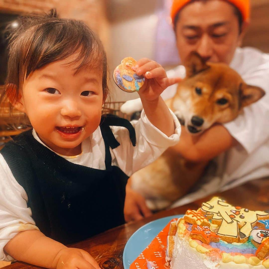 尾形貴弘さんのインスタグラム写真 - (尾形貴弘Instagram)「さくちゃん2歳のお誕生日 おめでとうーーー！！！ 本当に本当に本当に 生まれてきてくれてサンキューーーーーーーー！！！！！ たからもの！！！ #柴犬大好き #柴犬マニア  #愛犬  #赤柴 #しばけん  #しばちゃん  #しばいぬ大好き  #shibainu  #shiba_snap  #犬ばか部  #いぬばか部 #ミク #三九 #39 #パンサー尾形 #赤ちゃん #赤ちゃんのいる暮らし #赤ちゃんと犬 #2歳 #ミクサクタカヒロ #サンキュー #ママリ #ベビフル」3月3日 23時02分 - miku3_miku_9