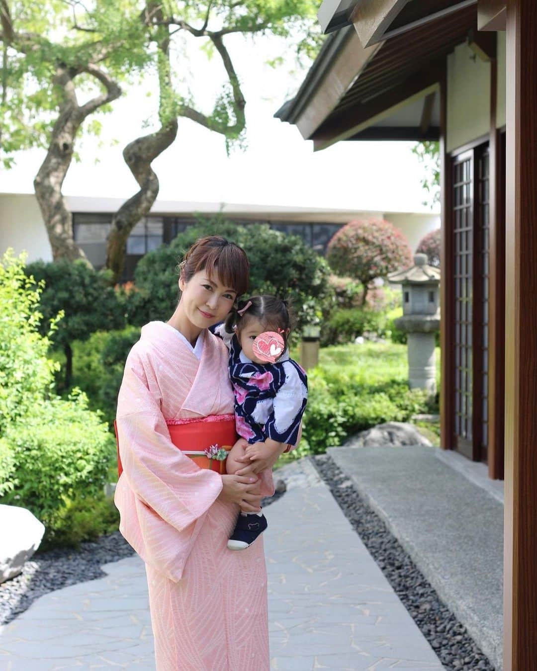 Shokoさんのインスタグラム写真 - (ShokoInstagram)「＊Culture＊ We celebrated baby’s one year old birthday and today we celebrated Girls day, a traditional celebration in Japan for girls. ・ For one year old birthday, traditionally in Japan we celebrate with an Issho Mochi (一升餅). The 1.8kg of rice cake mochi is carried on their 1 years old birthday because 'Issho' also has a meaning of 'whole life'. ・ The meaning behind this is so that they will be happy and healthy their whole life and they will never go hungry. ・ I was quite surprised that our baby was able to carry and walk with this 2kg mochi cake on her back! She did well! ・ And today March 3rd is Girls day in Japan. We celebrate this by displaying traditional Japanese doll. ・ I was so happy that she was able to wear my Jinbei (traditional Japanese summer clothing) which I wore 40 years ago. So thankful that my mother was able to keep it till now. ・ Hope to keep this family tradition going. More behind the scenes on my Story. ・ #一歳誕生日 #雛祭り #japanese #kimono #oneyearold #hinamatsuri」3月3日 23時02分 - simplytokyo