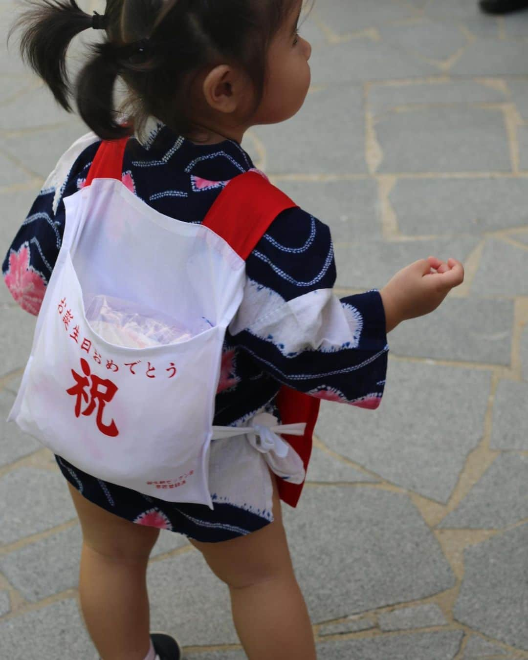 Shokoさんのインスタグラム写真 - (ShokoInstagram)「＊Culture＊ We celebrated baby’s one year old birthday and today we celebrated Girls day, a traditional celebration in Japan for girls. ・ For one year old birthday, traditionally in Japan we celebrate with an Issho Mochi (一升餅). The 1.8kg of rice cake mochi is carried on their 1 years old birthday because 'Issho' also has a meaning of 'whole life'. ・ The meaning behind this is so that they will be happy and healthy their whole life and they will never go hungry. ・ I was quite surprised that our baby was able to carry and walk with this 2kg mochi cake on her back! She did well! ・ And today March 3rd is Girls day in Japan. We celebrate this by displaying traditional Japanese doll. ・ I was so happy that she was able to wear my Jinbei (traditional Japanese summer clothing) which I wore 40 years ago. So thankful that my mother was able to keep it till now. ・ Hope to keep this family tradition going. More behind the scenes on my Story. ・ #一歳誕生日 #雛祭り #japanese #kimono #oneyearold #hinamatsuri」3月3日 23時02分 - simplytokyo