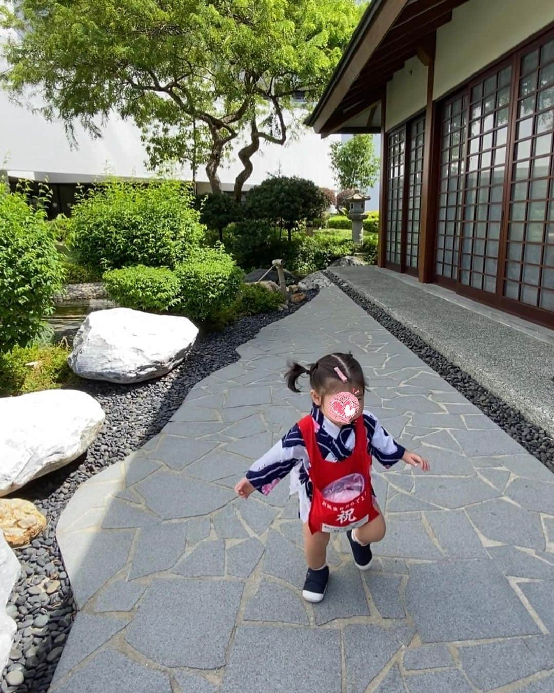 Shokoさんのインスタグラム写真 - (ShokoInstagram)「＊Culture＊ We celebrated baby’s one year old birthday and today we celebrated Girls day, a traditional celebration in Japan for girls. ・ For one year old birthday, traditionally in Japan we celebrate with an Issho Mochi (一升餅). The 1.8kg of rice cake mochi is carried on their 1 years old birthday because 'Issho' also has a meaning of 'whole life'. ・ The meaning behind this is so that they will be happy and healthy their whole life and they will never go hungry. ・ I was quite surprised that our baby was able to carry and walk with this 2kg mochi cake on her back! She did well! ・ And today March 3rd is Girls day in Japan. We celebrate this by displaying traditional Japanese doll. ・ I was so happy that she was able to wear my Jinbei (traditional Japanese summer clothing) which I wore 40 years ago. So thankful that my mother was able to keep it till now. ・ Hope to keep this family tradition going. More behind the scenes on my Story. ・ #一歳誕生日 #雛祭り #japanese #kimono #oneyearold #hinamatsuri」3月3日 23時02分 - simplytokyo