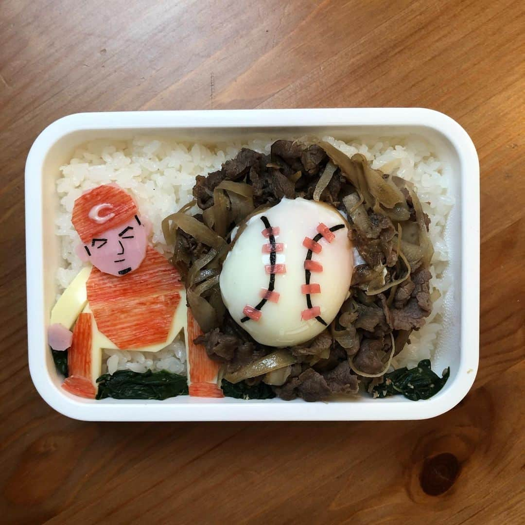 尾関高文のインスタグラム：「會澤選手の牛しぐれ煮弁当！ホームテレビさんの番組内で味の素を使ってつくりました(^^)ボールの赤い線は紅生姜です！」