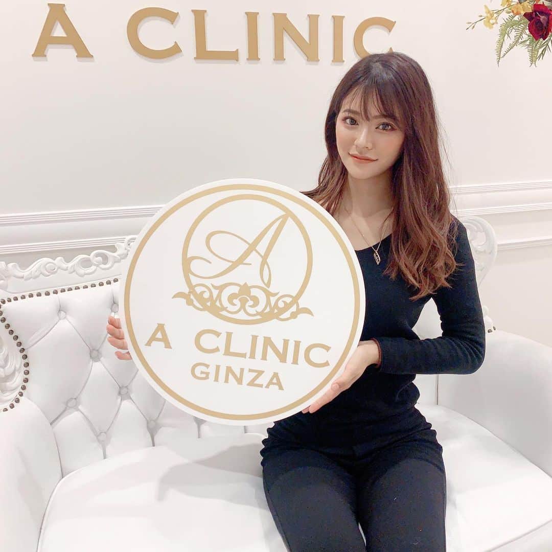 のインスタグラム：「昨日は東京にある @a_clinic_ginza さんのクリニックにお邪魔して、前から気になってた#aスレッド をやってもらってきた😉 顔周りのたるみとか脂肪も気になってたんだけど、何よりずっとほうれい線がコンプレックスで、担当をしてくださった @dr_kanayamasaki さんに相談をしたら自分に合った内容で施術してくれたんだ✨ そしたらほんっっとにびっくりするくらい顔周りがシャープになってほうれい線も目立たなくなって！！！ . 初めてだったったから不安もあったけど、麻酔も全然痛くなくて、寝ている間に終わってた💗 . まだ痛みはあるけど、自分でも鏡見る度に驚くくらい変化があって嬉しい💗 . 消えるから将来の心配もないしやってよかった😉 . . #aclinic #aclinic銀座 #aクリニック #美容 #小顔 #美肌 #リフトアップ #美容外科 #美容皮膚科 #美容クリニック #山崎香名 #加工 #整形 #美意識 #銀座 #japan #beauty #japanese」