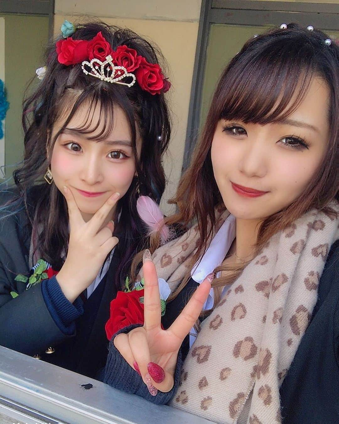 橋野彩葉さんのインスタグラム写真 - (橋野彩葉Instagram)「私の大事な大事な仲間たち💖 彩花とのツーショットが無いですショック。 本当にこの子達が居なかったら、学校も楽しめてなかっただろうなぁ。皆には感謝しかない🥺 学校に行ってこの子達とふざけ合ったりすることもなくなると思うと本当に寂しいけど絶対また集まる！！ ひろきは、来てくれて憧れてた花束も貰っちゃいました。ありがとう💫  #卒業 #卒業式 #jk #jkブランド #終了のお知らせ #盛り髪 #盛り髪jk」3月3日 23時07分 - iroha_0521_