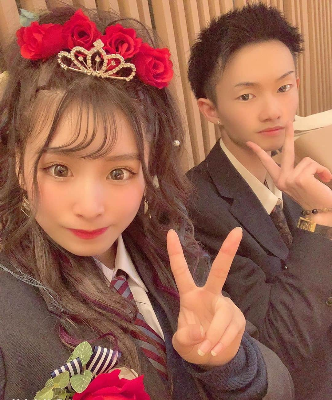 橋野彩葉さんのインスタグラム写真 - (橋野彩葉Instagram)「私の大事な大事な仲間たち💖 彩花とのツーショットが無いですショック。 本当にこの子達が居なかったら、学校も楽しめてなかっただろうなぁ。皆には感謝しかない🥺 学校に行ってこの子達とふざけ合ったりすることもなくなると思うと本当に寂しいけど絶対また集まる！！ ひろきは、来てくれて憧れてた花束も貰っちゃいました。ありがとう💫  #卒業 #卒業式 #jk #jkブランド #終了のお知らせ #盛り髪 #盛り髪jk」3月3日 23時07分 - iroha_0521_