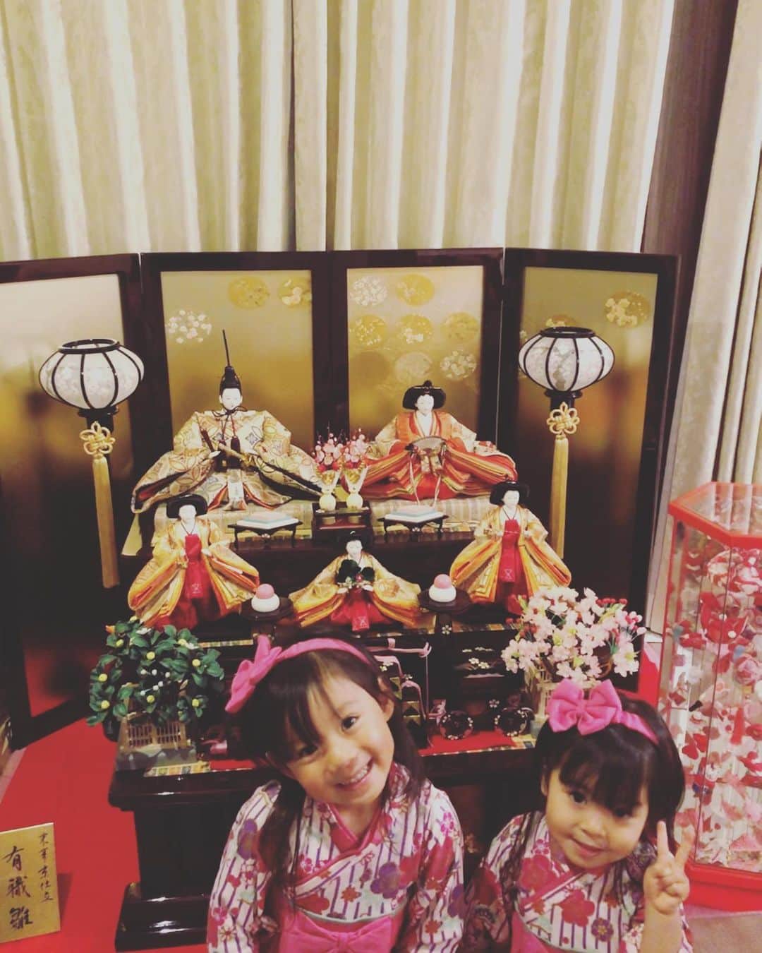 井上裕大のインスタグラム：「雛祭りということで嫁が準備してくれました。今年で３歳と５歳。いつのまにか成長してる子供達に驚きと感動ですが、これからも元気に大きく育ってほしいです。 子供達のために準備してくれた嫁にも感謝です。 とてもおいしゅーございました。  #３月３日 #ひなまつり #手毬寿司 #雛人形 #これからの成長にも期待 #嫁にも感謝 #ごちそうさまでした🙏」