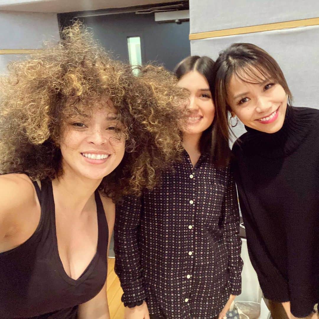坂倉アコのインスタグラム：「Kandace was in town❤️🎹﻿ 少し前に、あのアリシア・キースも大絶賛する 天才ピアニスト／ジャズシンガーのキャンディスから東京でレコーディングしてるよーと連絡が来たので都内のレコーディングスタジオにふらっと😊﻿ ﻿ そしたらスタジオには、山崎まさよしさんも♫ ﻿ なんて贅沢な空間・・😭✨﻿ 目の前の豪華過ぎる共演に疲れも吹っ飛んだ☺️ 音楽のパワーは偉大⤴️⤴️❤️ キャンディスのアルバムでのコラボ曲、キャロル・キングのYou’ve got a friendを収録中でした🎹﻿ キャンディスの極上の歌声とピアノにまさよしさんの味のある歌声、ギター。 しっとりと大人で素敵な一曲に仕上がっていました👏 ﻿キャンディス・スプリングス+山崎まさよし、You’ve got a friendで絶賛配信中⤴️﻿ @kandacesprings ﻿ Can’t wait to see you, Carl and your whole band in May🔥❤️﻿ Let’s have fun in Tokyo again! We need to make more videos like we always do🤣﻿ ﻿ #friends #reunited #happy #tokyo #kandacesprings #talented #🎹 #fun #girls #キャンディススプリングス #山崎まさよし #❤️#music」