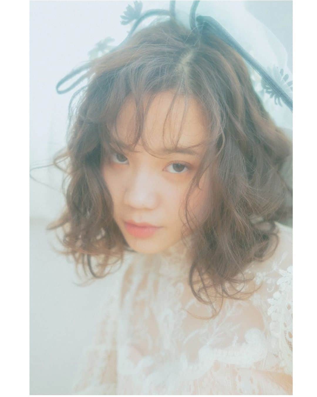 RabichePowのインスタグラム：「Antique dress イメージをカタチに♡ . . photo @tamagraph_ ✨ . model @judie0414 . make @rabichepow.take . studio @sheep.a.mu . ドレスやアクセサリーに合わせて ダウンスタイルでの作品撮り . 今回はなんと！ 玉本さんとコラボさせて頂きました🥰 . 福岡ぶりでした❣️ 玉本さんの写真を見て いつもいつも、私がもっとこう出来たら とか、 もっとこうすれば良かったなって . 後悔という意味ではなく もっと素敵なものが 自分の目の前の、その先に... . もっと先にあるような、そんな感覚で また挑戦させてほしいと思えるし ワクワクさせて頂いてます😂笑 . ダウンスタイルはほとんど撮らないからこそ 自分の伸びしろとして これから更に頑張って行きたいな♡ . たくさん作品あるので まだまだ書きたいことあるけどまた次😂💕 . #rabichepow#hairmake#hairarrange#make#photo#bridal#ラビッシュポー#シープアムー#スタジオレンタル」