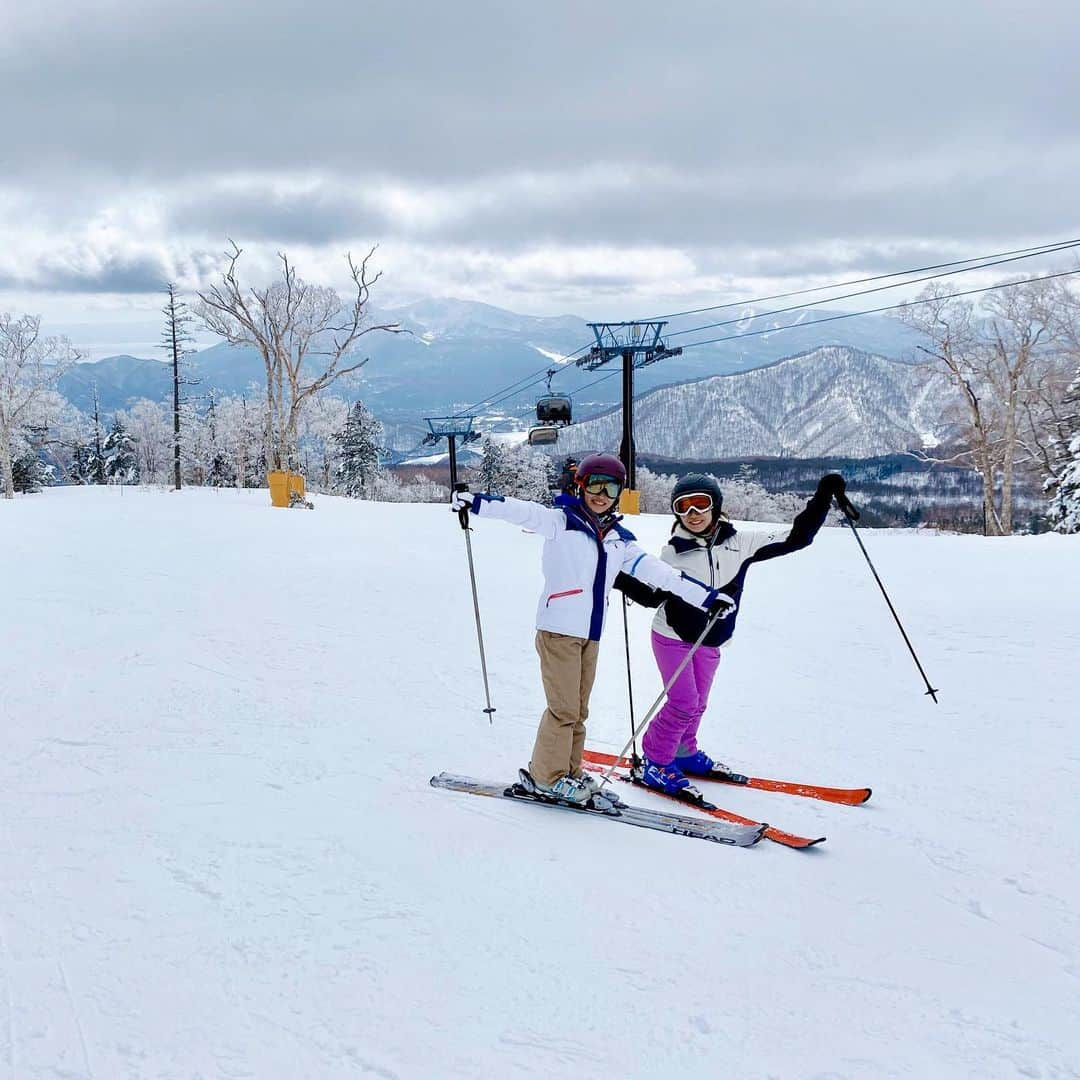 新田朝子さんのインスタグラム写真 - (新田朝子Instagram)「雪景色、きれい。やっぱり雪が好き。 . 少し前に福島でスキーしてきました。福島でできた、同郷道産子の友人と☺️楽しかったなぁ。叶うのならば、今シーズンまだ滑りたい。久々のスノボも。 . ひとまず、この写真見て心の充電。 . #スキー #グランデコ #福島県 #北塩原村 #ふるさと #道産子 #福島大好き #北海道大好き #ski #wintersport #snowboading #grandeco #hometown @grandeco_resort #fukushima #⛷ #❄️」3月3日 23時26分 - asako.nitta