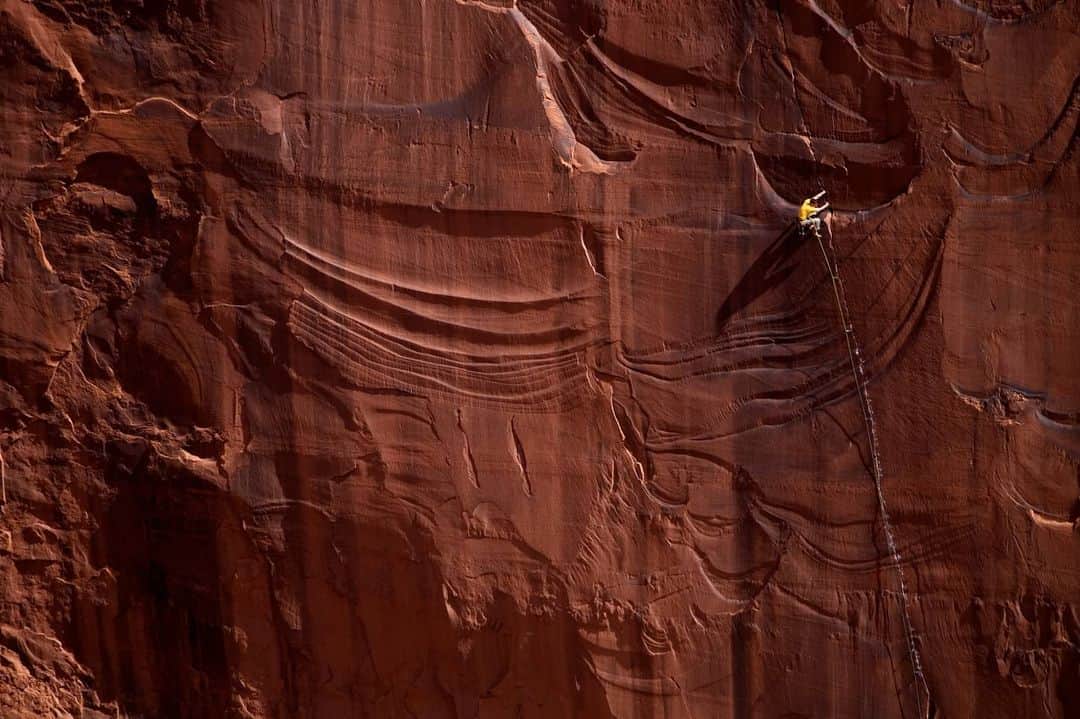 Cory Richardsさんのインスタグラム写真 - (Cory RichardsInstagram)「That little yellow dot? Alex Honnold, on a sandstone splitter in Day Canyon outside Moab, 2008. @bespokereps  #bespokecoryrichards . #climbing #alexhonnold #moab #utah #adventure」3月3日 23時26分 - coryrichards