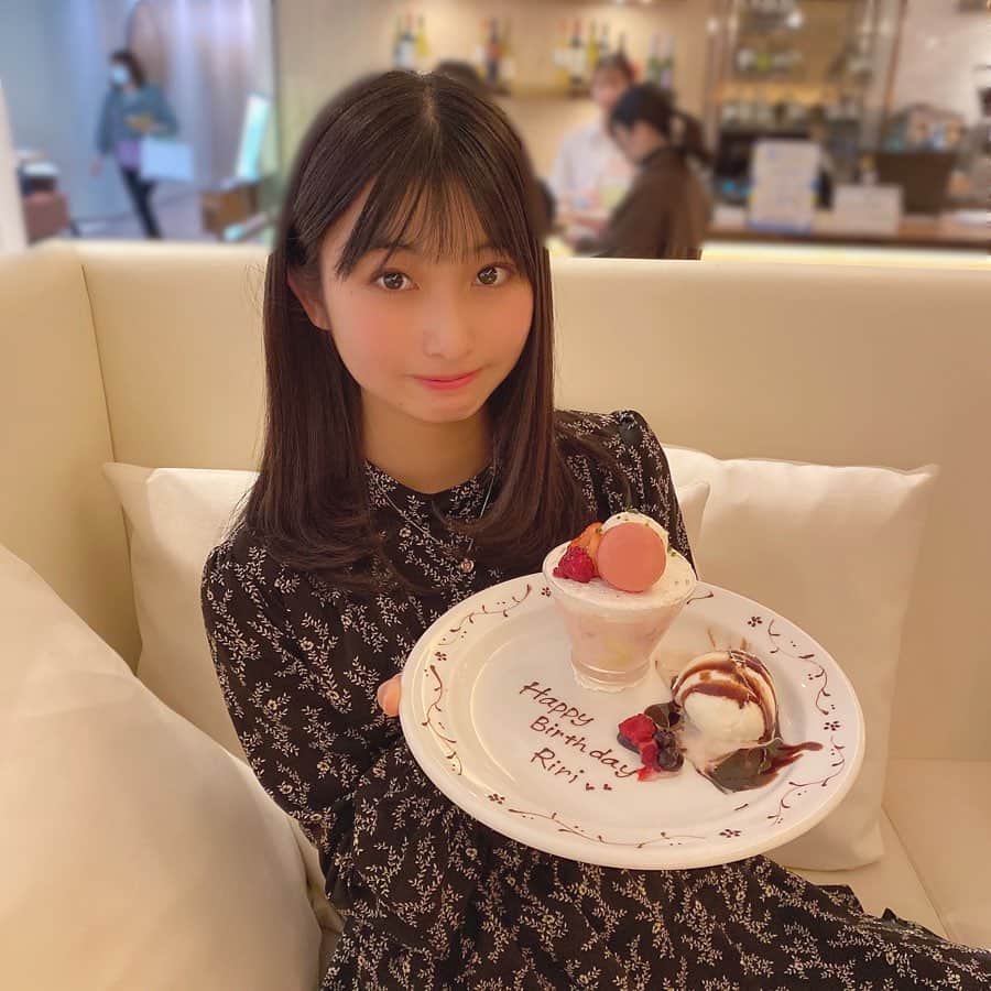 本島莉々果さんのインスタグラム写真 - (本島莉々果Instagram)「⋆⑅ ⋆⑅ ⋆⑅ 18歳になりました🌹 これはちょっと早めのお誕生日祝ってもらったときの🥺💕 これからもよろしくお願いします。 ⋆⑅ ⋆⑅ #18歳 #18歳になりました #誕生日 #birthday #ひな祭り」3月3日 23時38分 - motoshimaririka