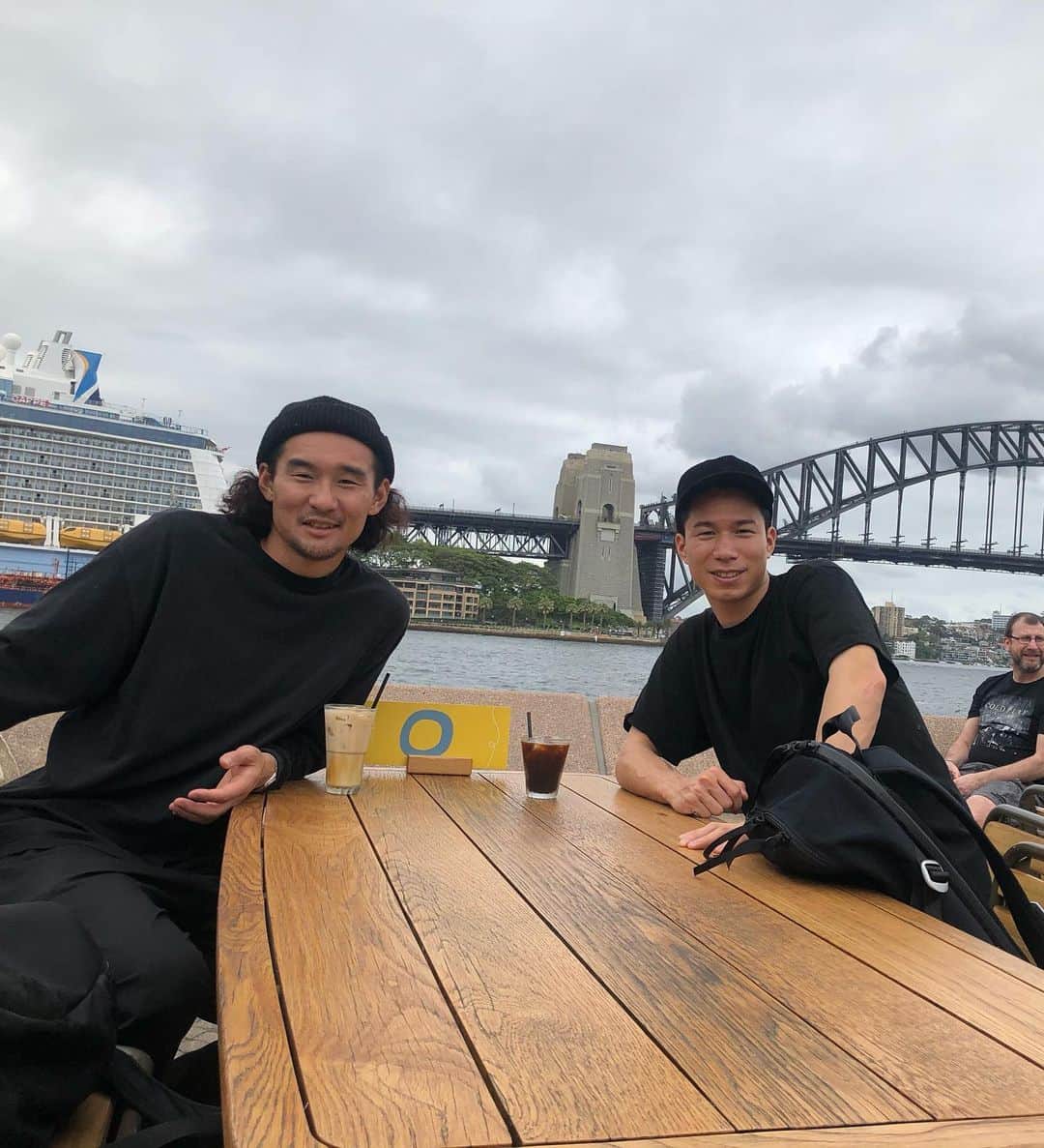 幸野志有人さんのインスタグラム写真 - (幸野志有人Instagram)「今回僕は田代有三さんの協力でシドニーに行くことができました！ シドニーでも有三さんから色んな方を紹介してもらって、たくさんの出会いがありました。 その有三さんを繋げてくれた、去年長崎でチームメイトだった長谷川悠くんもオーストラリアに練習参加しに来てて、そのタイミングで僕は怪我しちゃったんですけど、歩くこともできるし全然元気だったし、シドニーから帰国したくなかったので約1週間いろんなところにいきました！ 悠くんとは去年長崎でもずっと一緒に遊んでたので、シドニーで2人でいるのがめちゃくちゃ不思議な感じでしたが笑 サッカー以外のこともたくさん話してリフレッシュして前向きに帰国することができたのも悠くんや有三さんのおかげです👍 #幸野志有人 #長谷川悠 #田代有三 　#sydney🇦🇺」3月3日 23時41分 - shoot_kohno