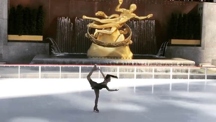 アリッサ・シズニーのインスタグラム：「Grateful to @icedanceinternational for this opportunity to perform at Rockefeller Center 🌟 . 📷: @alinaponomarova6」