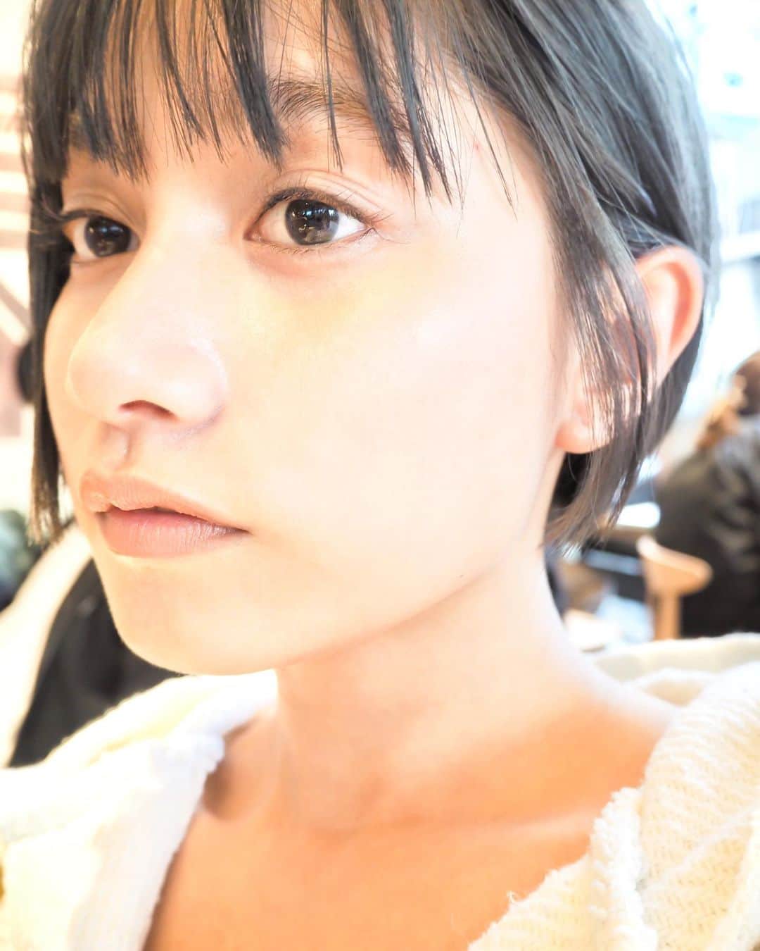 武田あやなさんのインスタグラム写真 - (武田あやなInstagram)「. 最近お気に入りなコスメ💄 CHANELのハイライト！！ 人気すぎてどこも売り切れで ちょいと前に銀座まで行って購入しました✌︎w 2色あって透明なのとキラキラしてるパターン🤩 どちらも即買いw 第三者からみたらその違いは なんとなくくらいしか分からぬかも知れないが（笑） どちらも質感はちゅるんとしてて みずみずしさのある感じが今っぽいなあと、 光の反射効果で肌を綺麗に見せてくれるし ハイライトは欠かせません◎ そしてこのタオルケットみたいな ラフパーカーも好み✌︎古着です . . . . . . . .  #whiteoutfit #japanesegirl  #shorthair #beachgirlforlife  #ootdfashion #healthygirl  #ボームエサンシエル #シャネルコスメ  #ホワイトコーデ #あざとい  #ビーチガール #ヘルシー女子  #シンプルコーデ #ゆるコーデ  #えろい #エロかわ #脚フェチ  #パーカー女子 #おフェロ  #ビジョビ #アンニュイ #フェチ #お洒落女子 #ベージュコーデ #ラフコーデ #ショート女子  #ナチュラルメイク #可愛  #黒髪ショート #美女図鑑」3月3日 23時52分 - ayanatakedaa