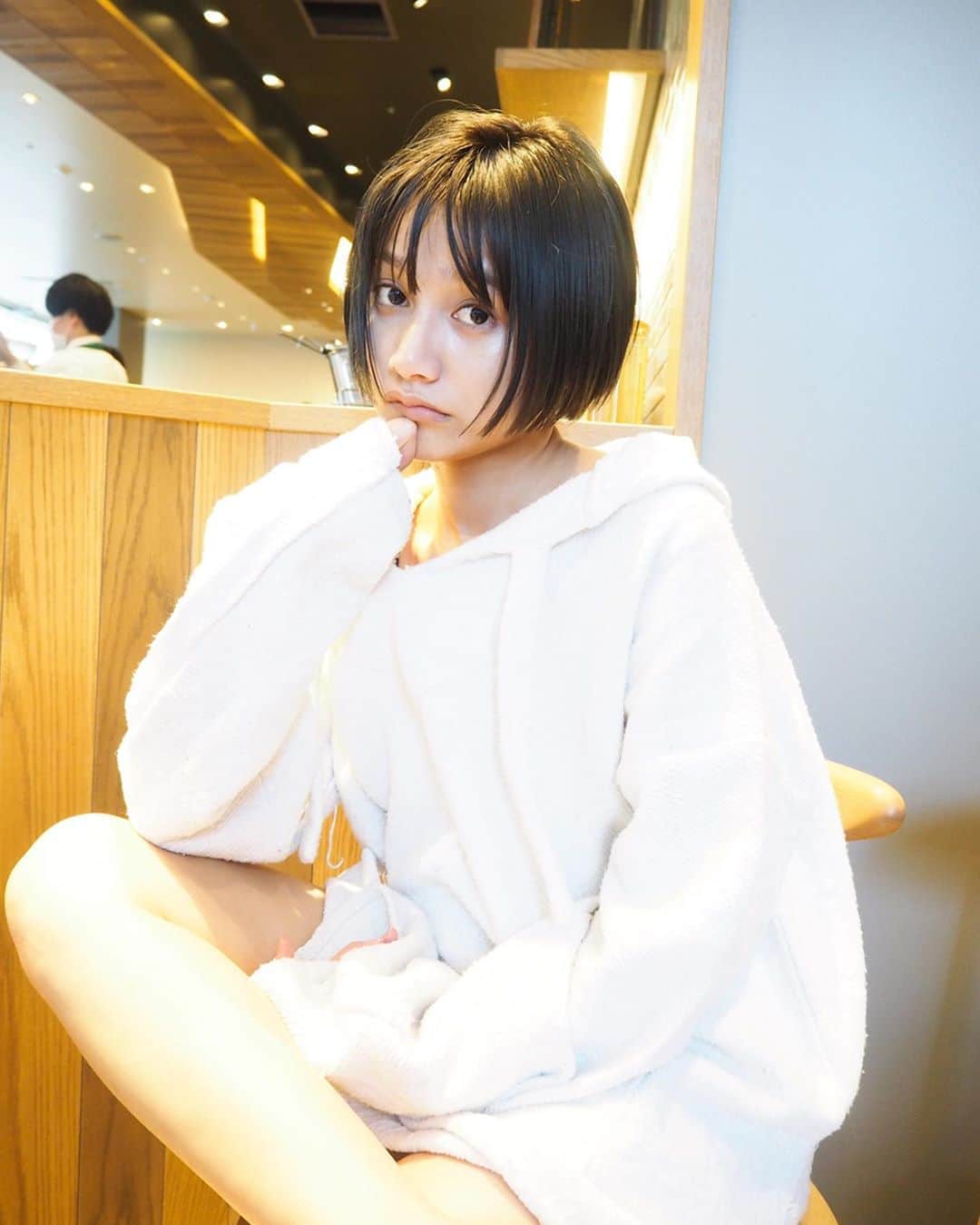 のインスタグラム：「. 最近お気に入りなコスメ💄 CHANELのハイライト！！ 人気すぎてどこも売り切れで ちょいと前に銀座まで行って購入しました✌︎w 2色あって透明なのとキラキラしてるパターン🤩 どちらも即買いw 第三者からみたらその違いは なんとなくくらいしか分からぬかも知れないが（笑） どちらも質感はちゅるんとしてて みずみずしさのある感じが今っぽいなあと、 光の反射効果で肌を綺麗に見せてくれるし ハイライトは欠かせません◎ そしてこのタオルケットみたいな ラフパーカーも好み✌︎古着です . . . . . . . .  #whiteoutfit #japanesegirl  #shorthair #beachgirlforlife  #ootdfashion #healthygirl  #ボームエサンシエル #シャネルコスメ  #ホワイトコーデ #あざとい  #ビーチガール #ヘルシー女子  #シンプルコーデ #ゆるコーデ  #えろい #エロかわ #脚フェチ  #パーカー女子 #おフェロ  #ビジョビ #アンニュイ #フェチ #お洒落女子 #ベージュコーデ #ラフコーデ #ショート女子  #ナチュラルメイク #可愛  #黒髪ショート #美女図鑑」