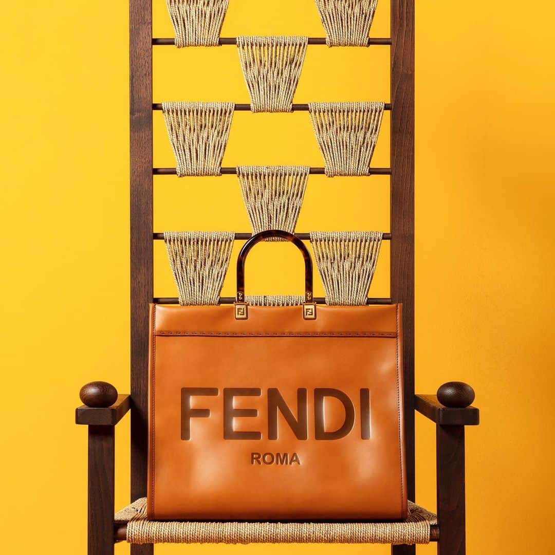 Fendiさんのインスタグラム写真 - (FendiInstagram)「This season, more really is more: supersize your style with the #FendiSS20 oversized shopper Sunshine, proudly embossed with the #Fendi lettering. Tap to shop.」3月4日 0時02分 - fendi