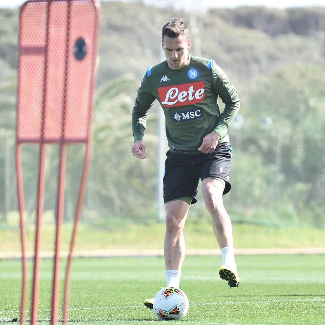 アルカディウシュ・ミリクのインスタグラム：「Lavoro, lavoro, lavoro, solo questo. Testa alla prossima sfida...💪 #forzanapolisempre」
