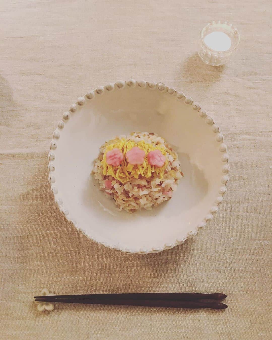 猫沢エミさんのインスタグラム写真 - (猫沢エミInstagram)「こんなものは人間飼い主の自己満足だってわかってるんですけどね。  今年は祝わずにはおられんかったのですよ、イオちゃんの雛祭りを。  簡素なありもの材料で作りました。アジの開きと蓮根、赤蕪漬けのちらし寿司。赤蕪漬けをかわゆくお花に抜いた。  近ごろ鷄派から魚派に変わったイオちゃんにも、焼きかつおをあげました。  おめでとう。 がんばるあなたを、ママはこれからも全力で守っていきます。  愛してるよー。  #猫沢イオ　#猫沢飯　#雛祭り🎎」3月4日 0時05分 - necozawaemi