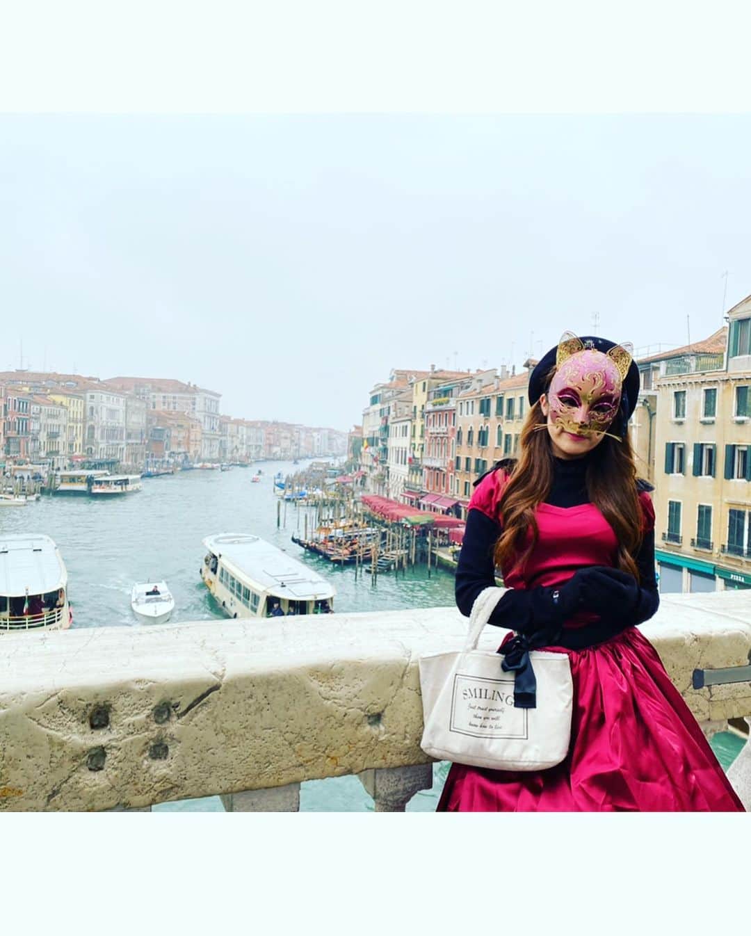 丸瀬こはるさんのインスタグラム写真 - (丸瀬こはるInstagram)「#ここまるの旅日誌 #carnevalevenezia2020  #venezia #venice  17.feb.2020  人生の目的のひとつに 憧れの景色を観る。 その景色の1部になる。 というものがあって。  私が海外旅行に行きまくっているのにはこの目的の達成のためでもあるわけですね。  夢がひとつ叶いました。 ベネチアのカーニバルに参加するという夢が。。！！ 現地の仮面様たちと写真撮れて本当に幸せすぎた( ˃̣̣̥ω˂̣̣̥ )  ドレス自前で買って持っていった甲斐あり、映える写真たくさんとれた((o(｡>ω<｡)o)) しあわせしあわせ はっぴー  ご夫婦でガチ仮面されてる方がたくさんいて素敵すぎたよ。  またいつか行きたいなあ✩°｡⋆⸜(*˙꒳˙* )⸝」3月4日 0時06分 - coco_kitoai