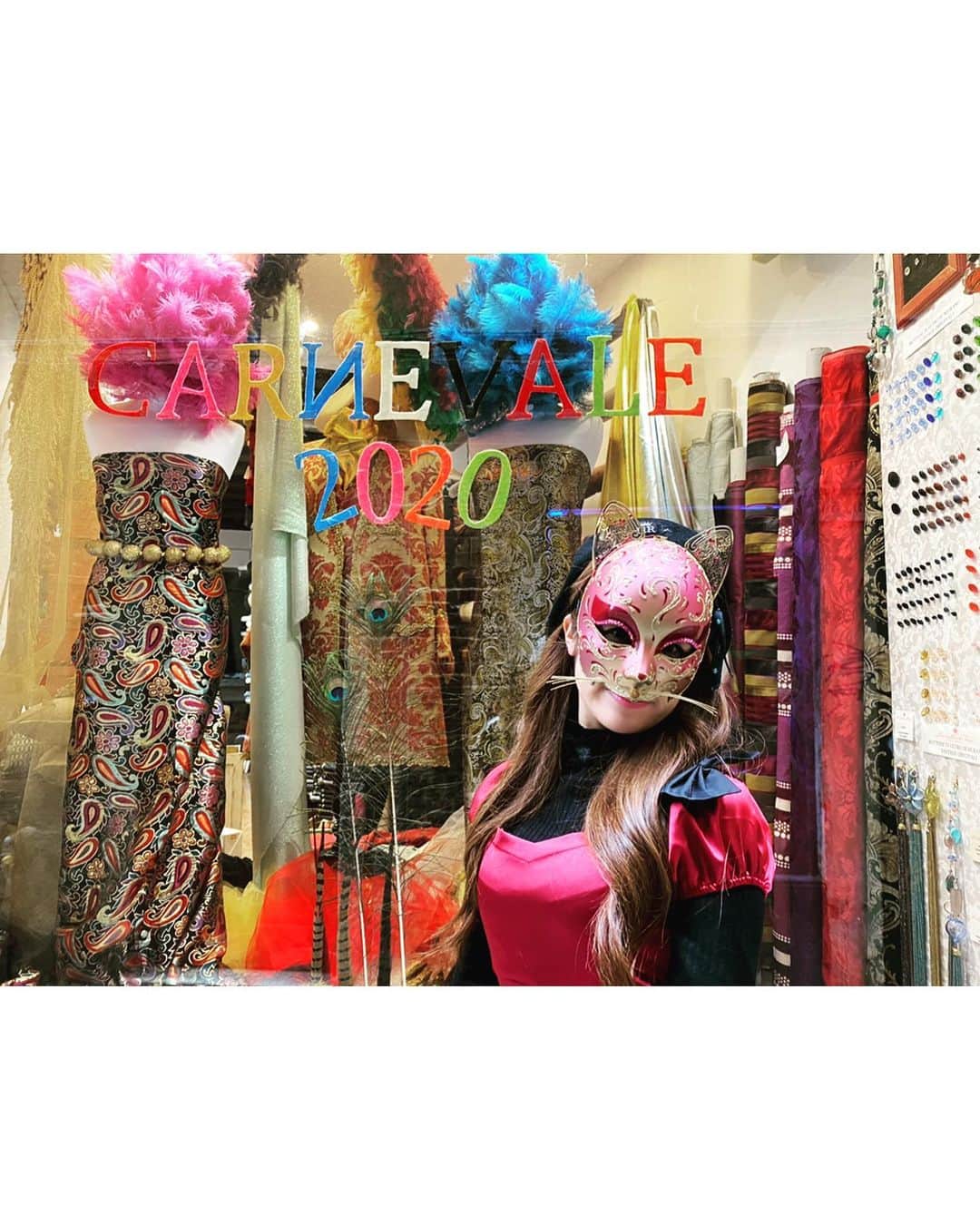 のインスタグラム：「#ここまるの旅日誌 #carnevalevenezia2020  #venezia #venice  17.feb.2020  人生の目的のひとつに 憧れの景色を観る。 その景色の1部になる。 というものがあって。  私が海外旅行に行きまくっているのにはこの目的の達成のためでもあるわけですね。  夢がひとつ叶いました。 ベネチアのカーニバルに参加するという夢が。。！！ 現地の仮面様たちと写真撮れて本当に幸せすぎた( ˃̣̣̥ω˂̣̣̥ )  ドレス自前で買って持っていった甲斐あり、映える写真たくさんとれた((o(｡>ω<｡)o)) しあわせしあわせ はっぴー  ご夫婦でガチ仮面されてる方がたくさんいて素敵すぎたよ。  またいつか行きたいなあ✩°｡⋆⸜(*˙꒳˙* )⸝」