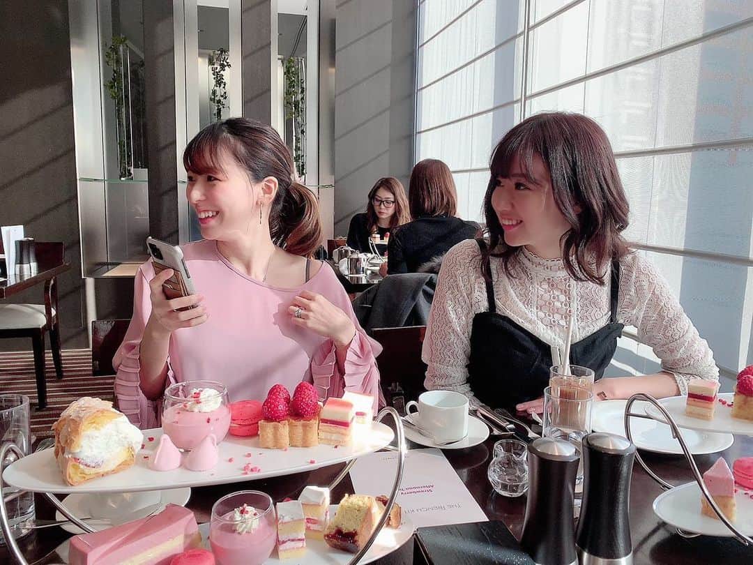 林弓束さんのインスタグラム写真 - (林弓束Instagram)「グランドハイアットのストロベリーアフタヌーンティー🍓にいったよ🌸 好きなだけいちごスイーツ食べれるんだけど1ターンで結構お腹いっぱいなれたよ🍰🍓🍰 食べ過ぎたけど幸せだったなあ🍓😍 2枚目はたぶん桜子の話をきいてる私と玲子。 なんか楽しそう。笑 . . #いちごビュッフェ #いちごアフタヌーンティー #グランドハイアット #グランドハイアット東京 #フレンチキッチン #アフタヌーンティー #いちごスイーツ #苺スイーツ」3月4日 0時11分 - hayashiyuzuka