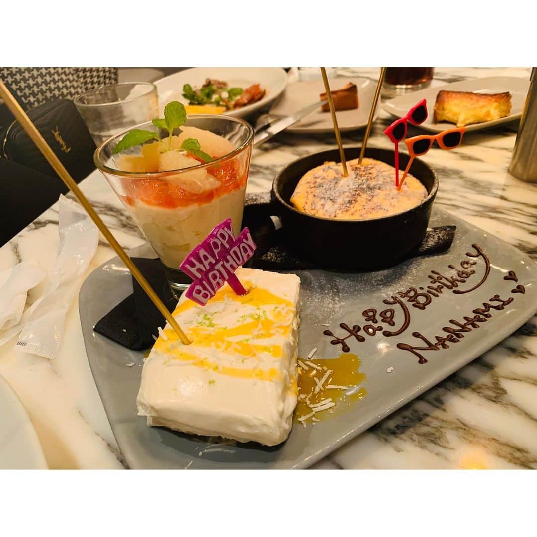 則島奈々美のインスタグラム：「みんな忙しくって中々スケジュール合わなくてそれでもお祝いありがとう♡ 毎年ありがとう♡  メインをみんな同じサーロインにする所がやっぱ同類🤣  ただなんだろう  最後に撮った写真  あたしだけMatt化🤣🤣🤣 今日も笑い転げたよ🤣  ありがとう、友よ♡  #まぁまぁボリュームすごくて腹パン #結構大事なデザートは最後まで辿りつけず #friends #birthday #matt化」