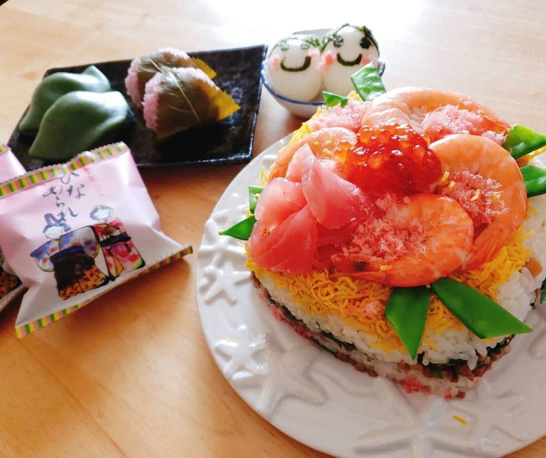 西真理子さんのインスタグラム写真 - (西真理子Instagram)「いくつになってもお雛様*ˊᵕˋ*🎎✨ 季節ごとのイベントは大事にしたいタイプ。 生きてるって感じがするんだ。 当たり前の事程大切に。 幸せなお雛様でした♡  #お雛様 #ひな祭り #ちらし寿司ケーキ #桜餅は葉っぱ取るタイプ #手料理 #喜ぶ顔が見たい  #だから #頑張れる #笑って #一緒に #ご飯食べる #幸せ #お内裏様とお雛様 #爆睡 #3月」3月4日 0時27分 - mari.nishi.7