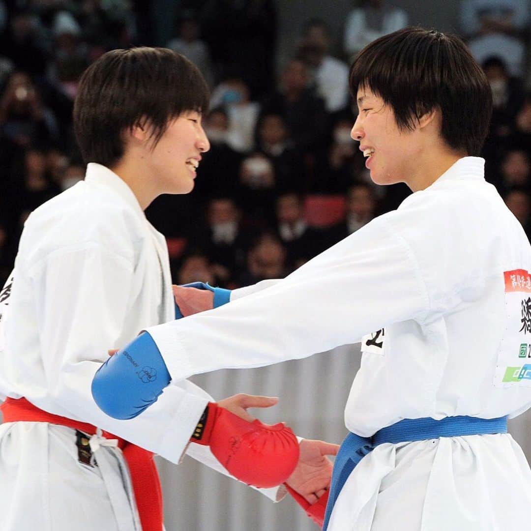 のインスタグラム：「. . いつだって、一緒に頑張ってきました。 東京五輪に姉妹で出場するという夢が出来てからは、 本当にあっという間の日々でした。 . . プレミアリーグとシリーズAでは獲得ポイントが倍も違うけど、私たちに大会を選んでいる余裕なんて無かった。 . . どんなに身体がキツくても、結果が出せなくて辛くても次の大会が迫ってくるから、とにかく前を向いて、お互いを励まし合ってきました。 . . そんな状況なのに、空手がとても楽しかったのは全部お姉ちゃんのおかげです。 . . 精神的にも身体的にも辛いはずなのに、お姉ちゃんとの海外は、いろんな国の綺麗な景色に感動したり、美味しいものを食べて沢山笑って、本当に楽しかった！空手のおかげでこんなに幸せな経験ができました☺️👊 . . いつも『試合じゃなくて観光だったら、少ない荷物で行きたいな〜』って言いながら、大きなキャリーとphitenのマットレスを抱えて移動するの大変だったね😂💭笑 . . シリーズAはお金もかかって大変だったけど、二人でホテルを探して、飛行機を予約して、完全なる海外二人旅を繰り返していく度に、とってもタフになりました！💪😂✨笑 . . 大会数も増えたことで、日本にいられる時間は次の大会までに少しでも強くなれるように、遠征や合宿をさせていただきました。 . . 全てが貴重な時間で、無駄な時間なんて少しも無かった。ここには書ききれませんが、お世話になった沢山の方々へ、感謝の気持ちでいっぱいです。 . . いつだって私の進む道の前には お姉ちゃんが居てくれました。 新しいことに挑戦するとき、普段と違う環境に身を置くとき、変化が怖くて、周りの目が気になって一歩踏み出せない私に、いつも『一緒にやってみよう！』と声をかけてくれた。 . . 私がここまで来れたのはお姉ちゃんが 辛い時に必ず助けてくれたから。 . 追い込まれた状況の中で、 恐怖や不安を吹き飛ばすような、 かっこいい試合を見せてくれたから。 . 練習でどんなに体力が無くなったときも、 必死に食らいついて、一切手を抜かない姿を 見せてくれたから。 . いつも勇気を与えてくれてありがとう。 . . お姉ちゃんは、小さい頃から兄妹の中で1番不器用でした。でも試合になると1番強かった。 『努力はいつか素質を超える』 お姉ちゃんはこの言葉を大切にしています。 お姉ちゃんの空手に対する姿勢そのものだと思います。 . . できない分考えて、人一倍練習する。 結果に左右されず、自分の信じた道を。 . . @phiten_official  @arawazajapan  @arawaza_intl  @protect.gear  自分を支えてくれて、助けてくれる沢山の人達に出会って、本当の感謝の意味を知りました。軽い言葉じゃ無いんだな、と。自分が頑張ることで、大切な人たちに恩返しがしたいです。 . . @kayosomeya1  今まで勇気をもらってばかりだったので、 今度は私が頑張る番。 まだまだこれから、一緒に強くなって、 二人で夢を達成しようね🌎🔝🏆 . . #karate #2020 #tokyo  #sisters . . #🌸🌸🌸 #respect #my pride #sister #🌸🌸🌸 . . #phiten #arawaza #protectgear」