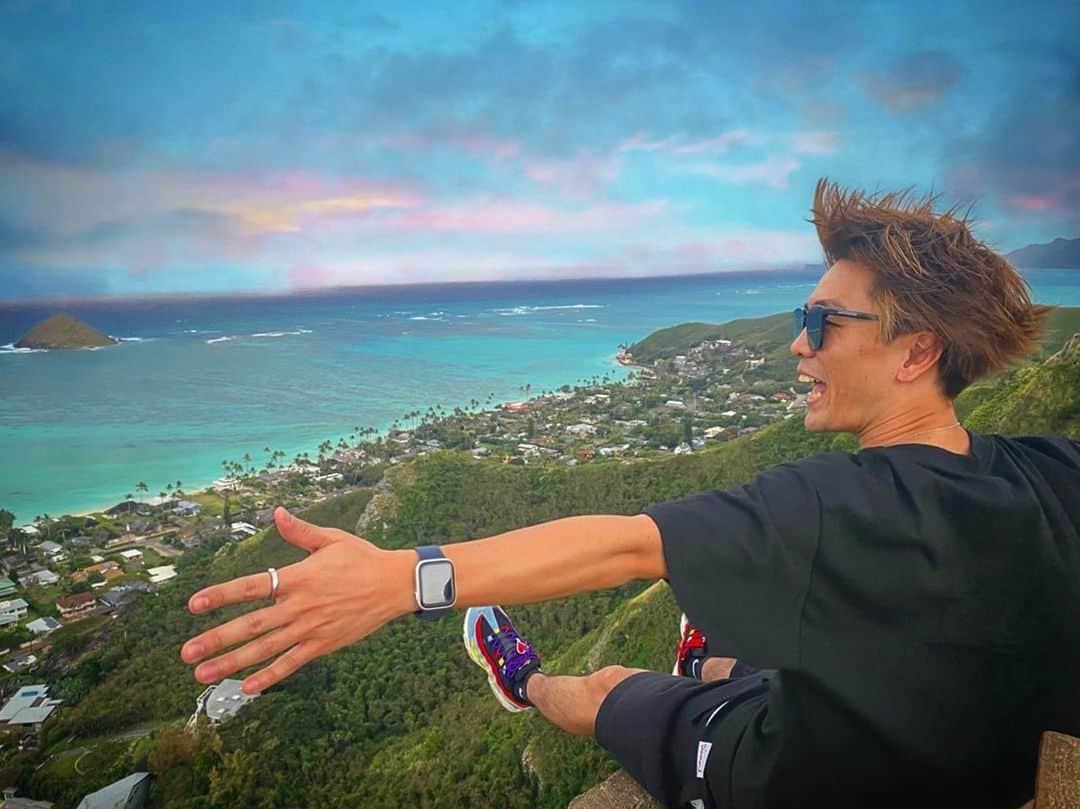 のインスタグラム：「Thanks to my family for accepting my selfishness. ﻿ The view of the Lanikai pillbox that I really wanted to go to was amazing!!!﻿ ﻿ #Honolulu #Hawaii #lanikai #pillbox #lanikaipillbox  #lanikaipillboxhike #lovesea #nature #Hawaiian #loco #family」