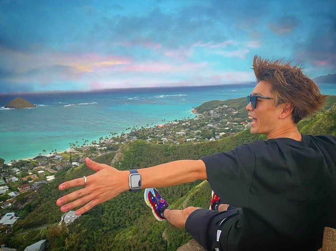 KYOHEYのインスタグラム：「Thanks to my family for accepting my selfishness. ﻿ The view of the Lanikai pillbox that I really wanted to go to was amazing!!!﻿ ﻿ #Honolulu #Hawaii #lanikai #pillbox #lanikaipillbox  #lanikaipillboxhike #lovesea #nature #Hawaiian #loco #family」