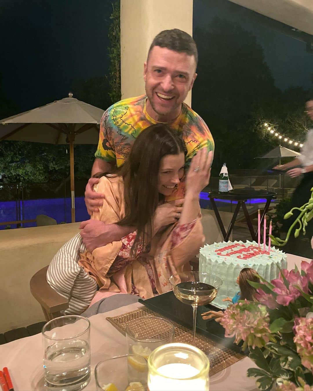 ジェシカ・ビールさんのインスタグラム写真 - (ジェシカ・ビールInstagram)「Celebrating my birthday in style... and by that I mean, in pajamas. I made Justin PROMISE not to sing Happy Birthday to me, so he improvised. Sorry you can’t hear it, but I’m still laughing 😂. Thank you, you wonderful human, for really listening to me, and for throwing my kinda party. And thank YOU ALL for the birthday wishes. Feeling the love.」3月4日 0時52分 - jessicabiel