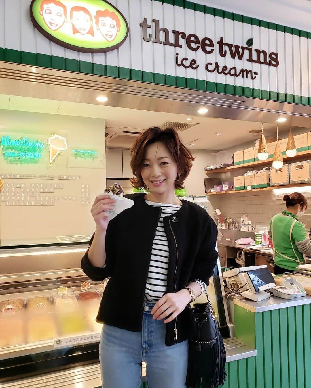 佐藤純さんのインスタグラム写真 - (佐藤純Instagram)「three twins ice cream 🍦  日本上陸2周年を記念して発売されたクッキーサンドを食べに行ってきたよ😊💕 @threetwinsicecream.jp  私、クッキーサンドアイスが大好きなのー😍  トッピングが選べるのも嬉しい😆  チョコレートのザクザクバリバリした食感がたまらない‼️ 暖かくなってきたこの時期に、お散歩やお買い物がてら、手軽に食べ歩きができるのもいい😁  スリーツインズアイスクリームは、化学調味料を一切使用していないので、子供にも安心です。  今度は、子供達と一緒に来よう😊🍦 ちなみに…テイクアウト用にスペシャル2種セットも発売中！  これ、お友達への手土産にも喜ばれそう💕  #threetwinsicecream #スリーツインズアイスクリーム #クッキーサンド #ワンハンドスイーツ #ギルトフリーアイス #アイス部 #icecream #アイス #大好き #オーガニックアイス #代官山 #pr #ママ #ママモデル #モデル #mama #mamamodel #model」3月4日 0時57分 - junsatoidea