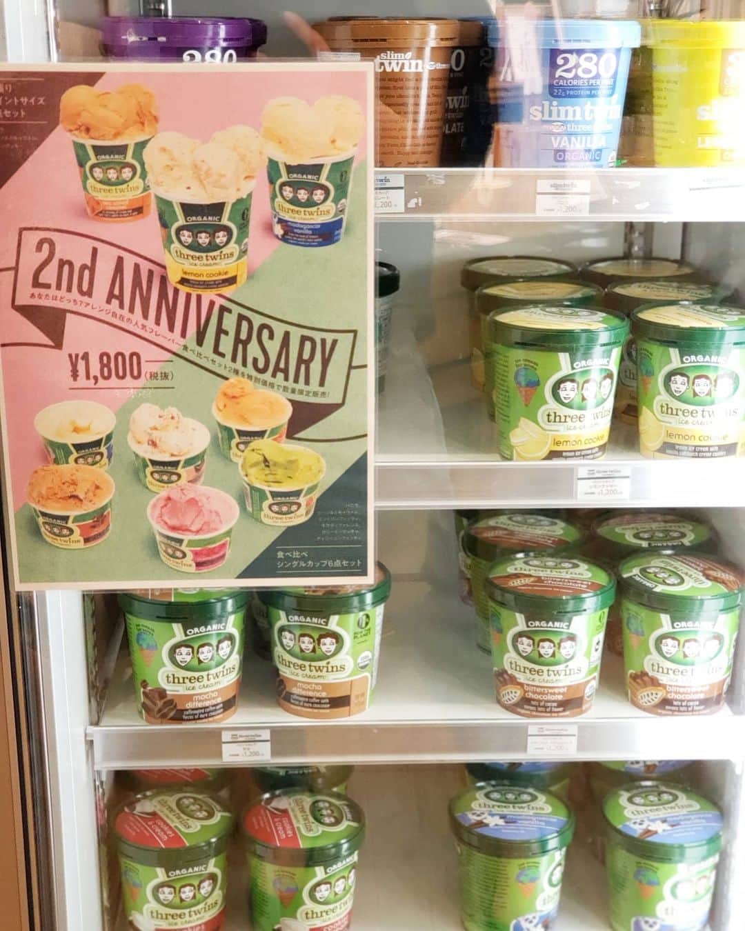 佐藤純さんのインスタグラム写真 - (佐藤純Instagram)「three twins ice cream 🍦  日本上陸2周年を記念して発売されたクッキーサンドを食べに行ってきたよ😊💕 @threetwinsicecream.jp  私、クッキーサンドアイスが大好きなのー😍  トッピングが選べるのも嬉しい😆  チョコレートのザクザクバリバリした食感がたまらない‼️ 暖かくなってきたこの時期に、お散歩やお買い物がてら、手軽に食べ歩きができるのもいい😁  スリーツインズアイスクリームは、化学調味料を一切使用していないので、子供にも安心です。  今度は、子供達と一緒に来よう😊🍦 ちなみに…テイクアウト用にスペシャル2種セットも発売中！  これ、お友達への手土産にも喜ばれそう💕  #threetwinsicecream #スリーツインズアイスクリーム #クッキーサンド #ワンハンドスイーツ #ギルトフリーアイス #アイス部 #icecream #アイス #大好き #オーガニックアイス #代官山 #pr #ママ #ママモデル #モデル #mama #mamamodel #model」3月4日 0時57分 - junsatoidea