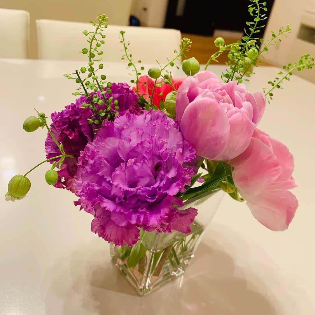 松下萌子さんのインスタグラム写真 - (松下萌子Instagram)「春は桜も綺麗だけど 色とりどりの他のお花にも目を奪われます💐 スイトピーが1番好きな私にとって お花屋さんにスイトピーが並ぶと 春が来た！っていつも思います💐 #spring #flower お仕事の終わりに 頂いた可愛い花束にも春の香り。」3月4日 0時58分 - moecochalkart