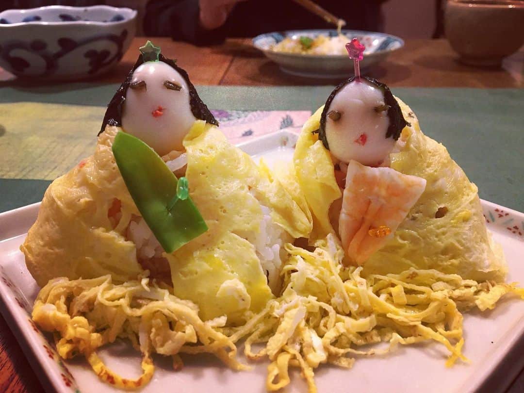 李千鶴のインスタグラム：「今年のおふたり、なんかすごい。ふてぶてしくありながら、どこか雅。 #ひなまつり　#伝統　#雛人形　#おふくろの味」
