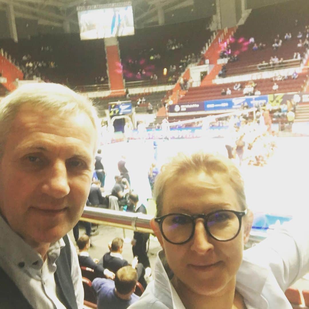 オクサナ・カザコワのインスタグラム：「Первы раз на волейболе! Супер!」