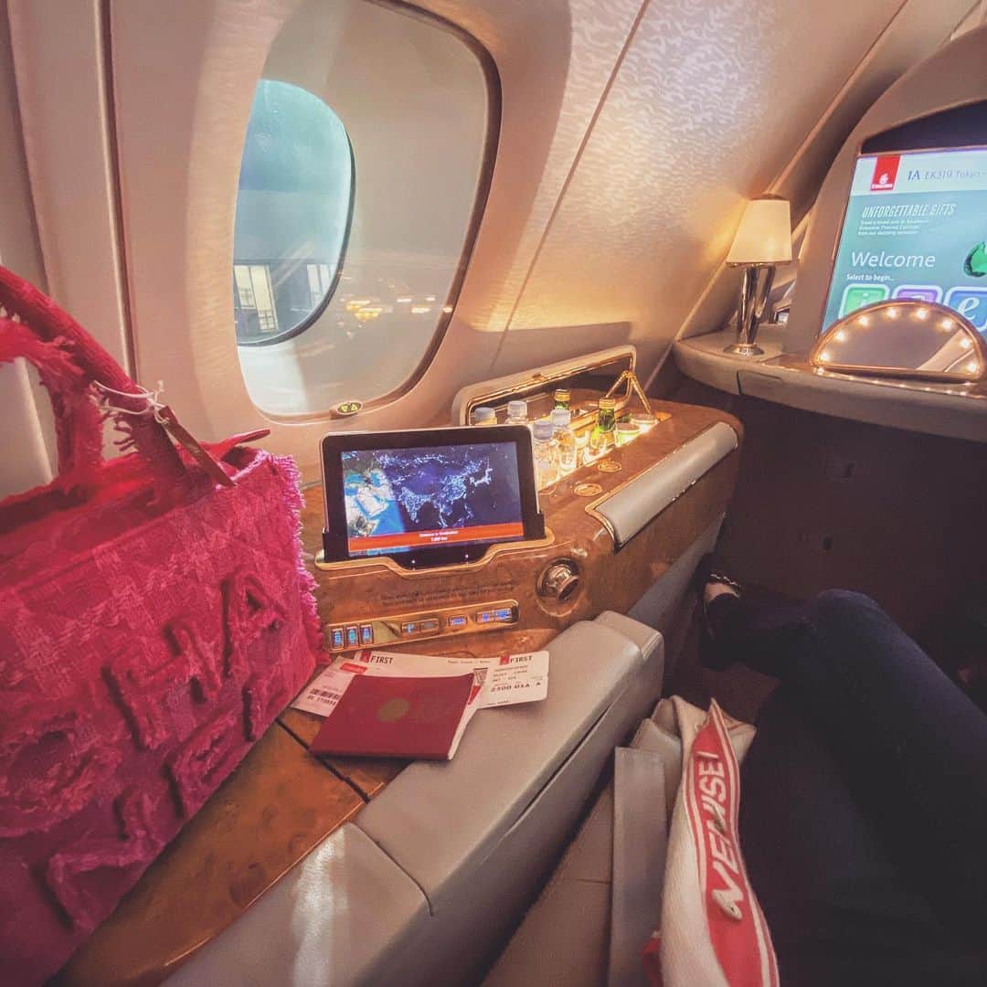 清水彩子のインスタグラム：「少し前のこと✈️ お出掛け🐠  #エミレーツ航空 #ファーストクラス #emiratesfirstclass  #emirates #ドバイ散歩🌸」