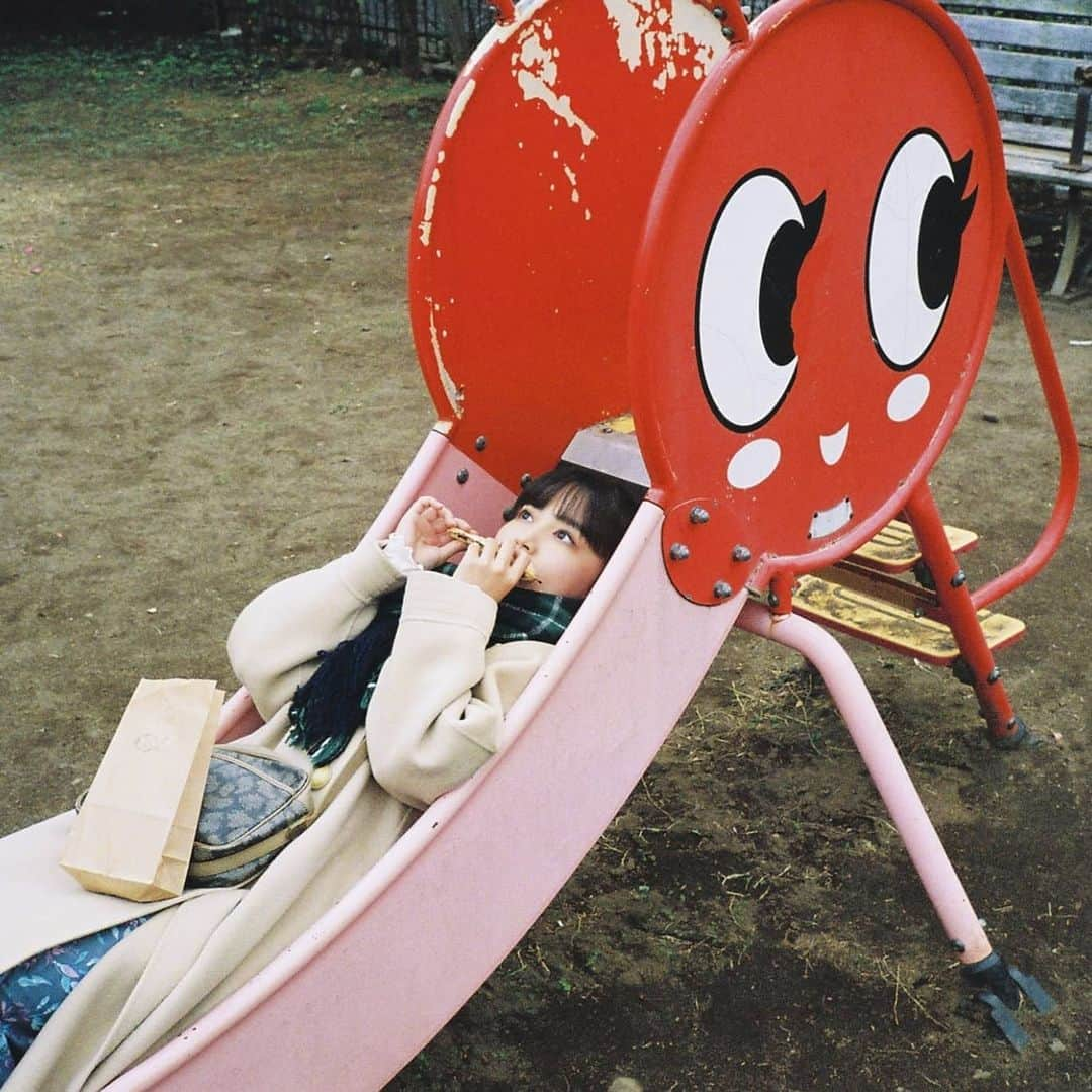 郡司芹香さんのインスタグラム写真 - (郡司芹香Instagram)「昔お家の食卓にさくらんぼが出た時、お母さんから｢チェリーとせりって語感が似てるよね｣って言われたことがあって、そこから妙に何かさくらんぼとは切っても切れない縁のような勝手な仲間意識を感じてしまうんですよね。 ちなみにこちらの滑り台はさくらんぼちゃんらしいです。」3月4日 1時25分 - gungun_serika