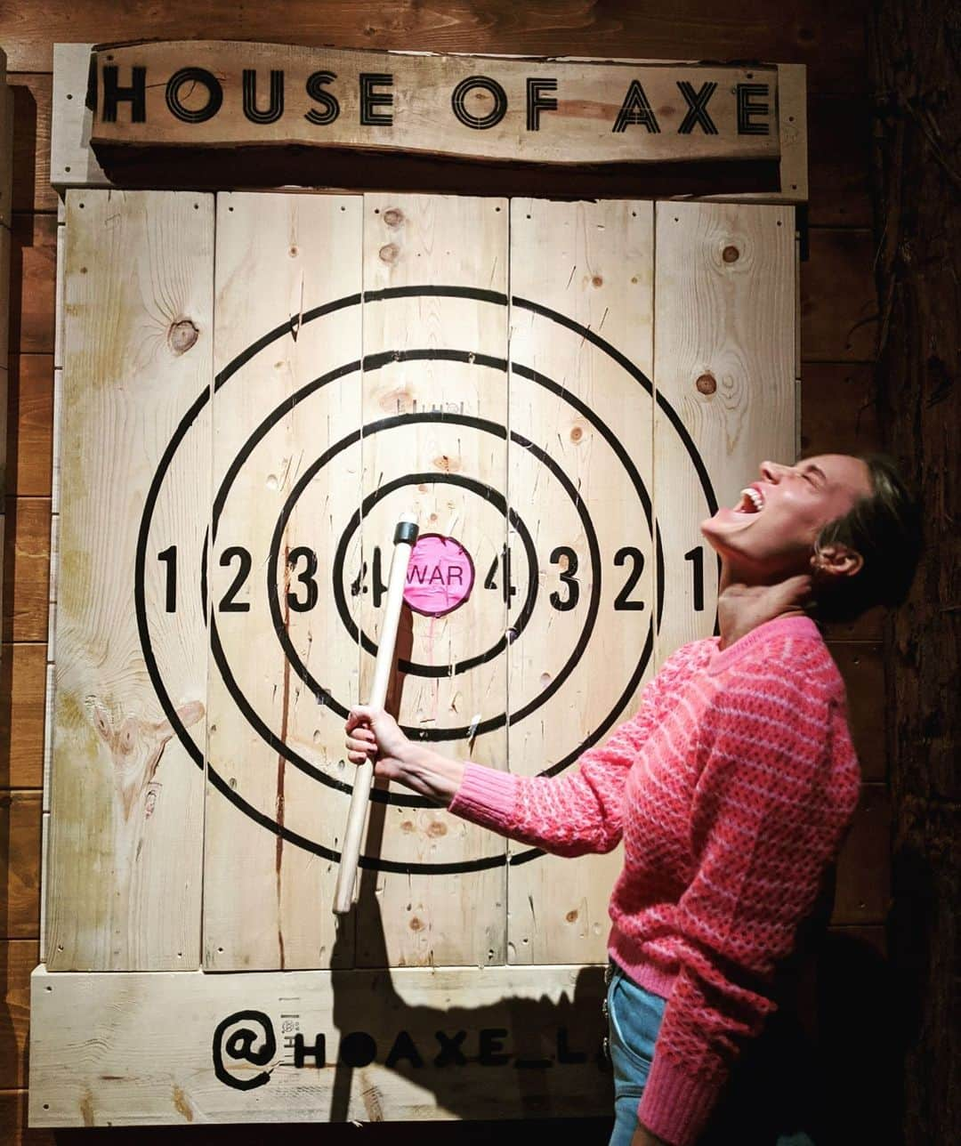 ブリー・ラーソンさんのインスタグラム写真 - (ブリー・ラーソンInstagram)「Adding “throws axes” to my resume 💗 @moshouseofaxe 💗」3月4日 1時28分 - brielarson