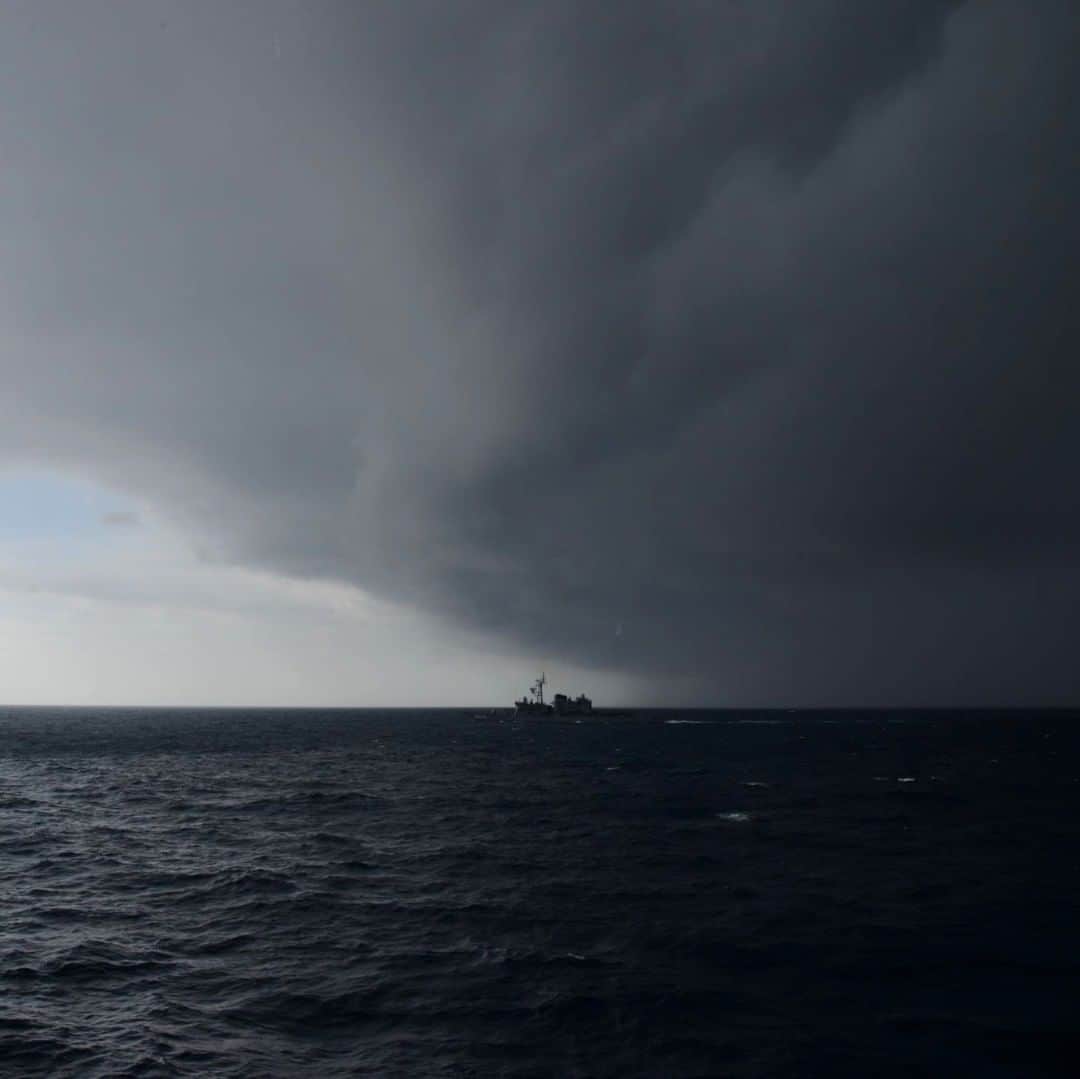 海上自衛隊さんのインスタグラム写真 - (海上自衛隊Instagram)「～境界線～ 外洋練習航海中の練習艦「しまゆき」の後方は大雨です。広大な海では、雨と晴れ間の境界に遭遇することが時々あります。 #海上自衛隊　#JMSDF  #しまゆき #晴天と雨天のはざま　#練習艦　#君に見せたい景色」3月4日 10時56分 - jmsdf_pr